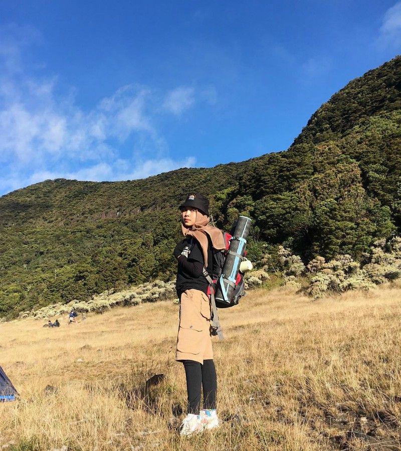 Outfit Naik Gunung Wanita Hijab Yang Simpel Tapi Keren