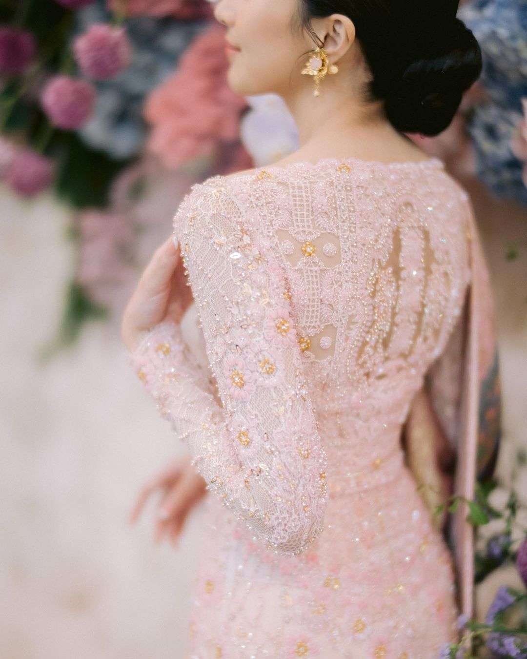 Detail Gaya Beby Tsabina Pakai Kebaya Pink Saat Lamaran