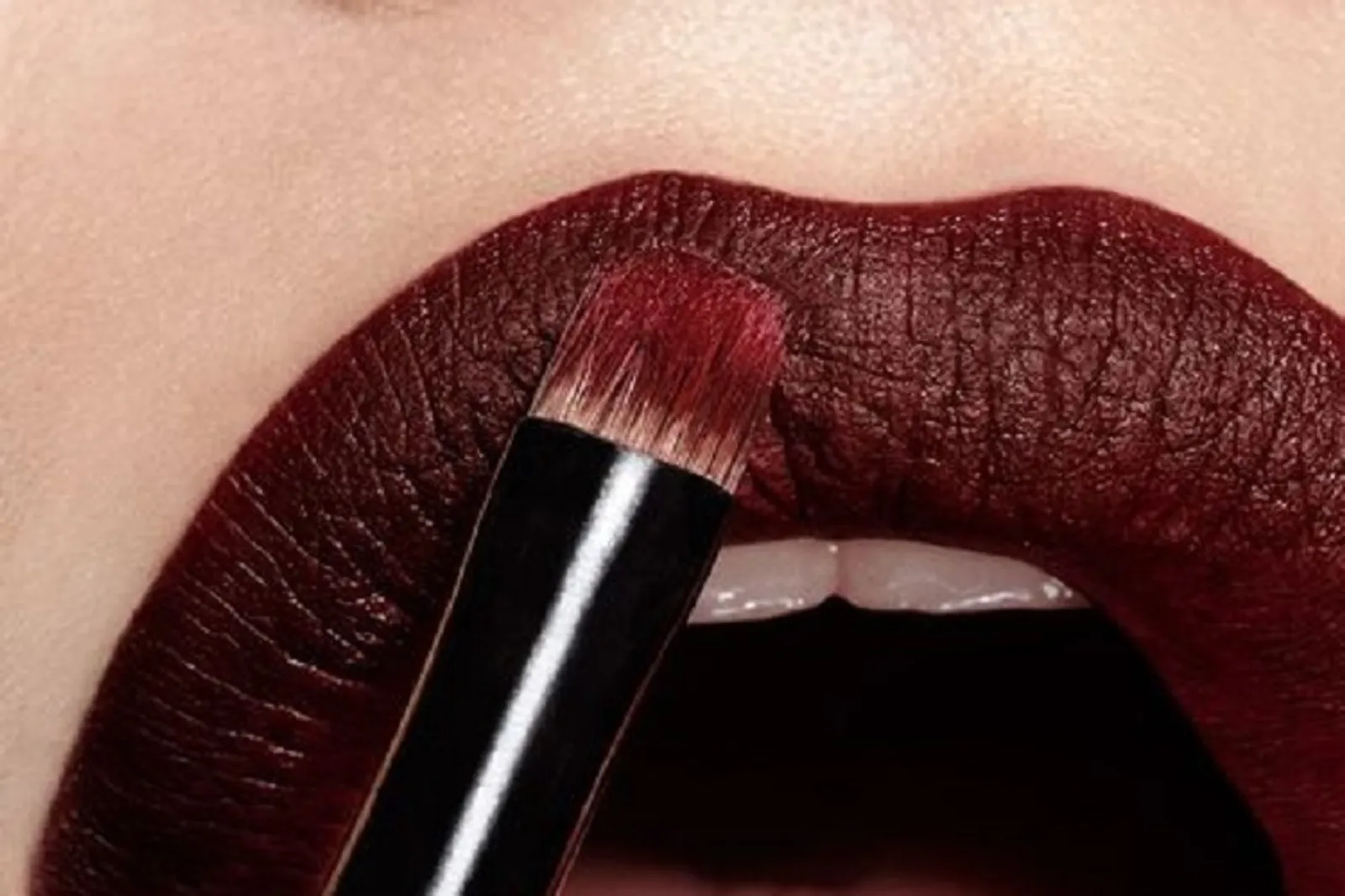Yuk, Intip 5 Inspirasi Lipstik Berwarna Gelap Pada Runway Backstage Ini