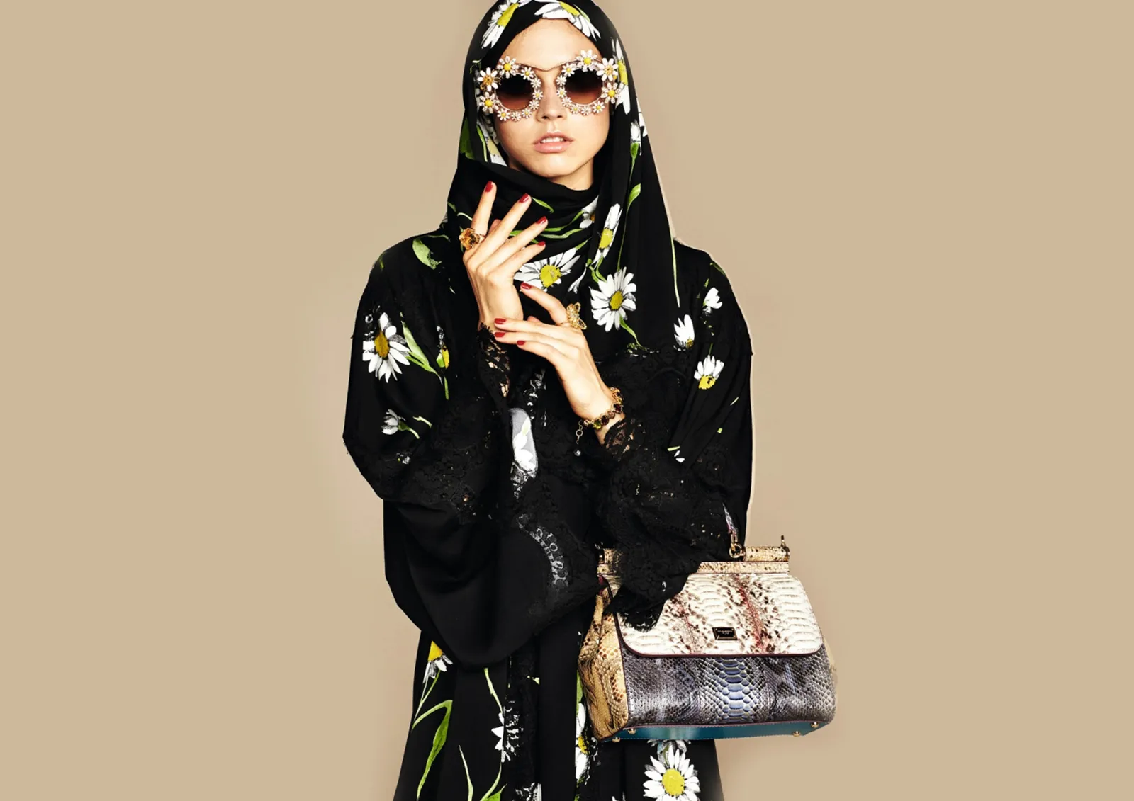 Kamu Pecinta Italian Fashion, D&G Mengeluarkan Koleksi Hijab Pertamanya
