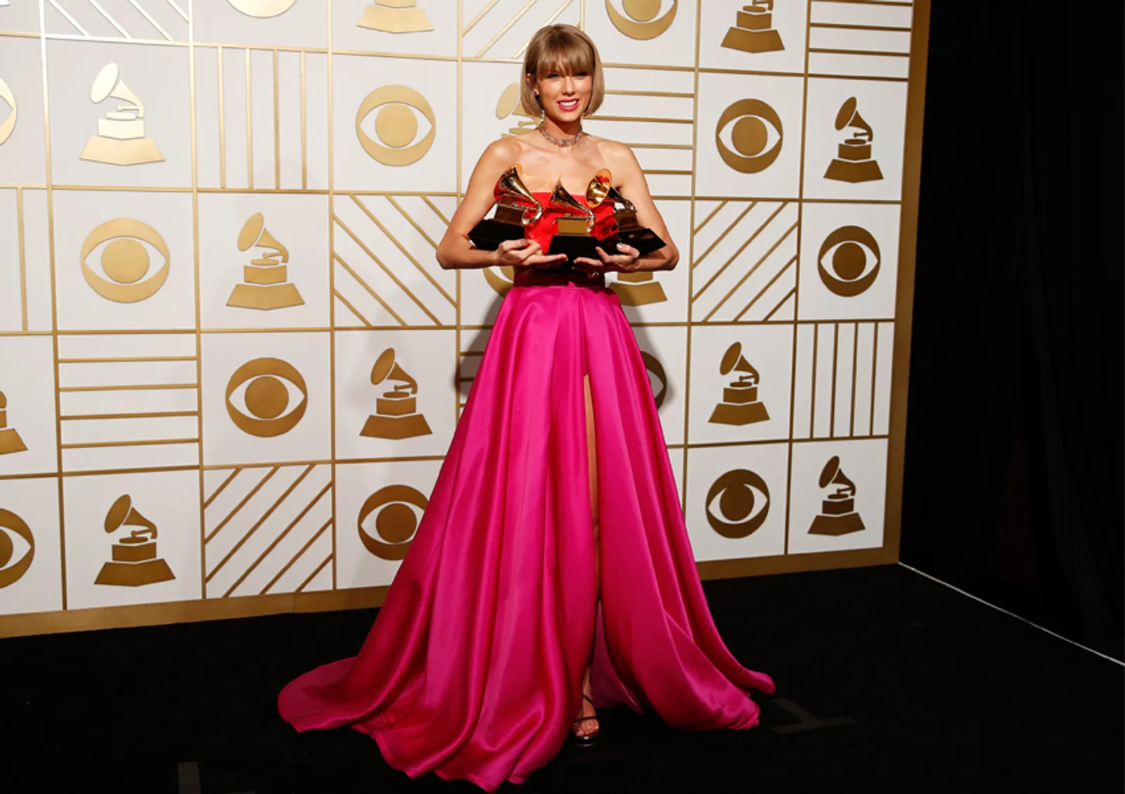 Taylor Swift Menang Album Terbaik di Grammy 2016 dan Ia Punya Pesan yang Sangat Kuat untukmu!