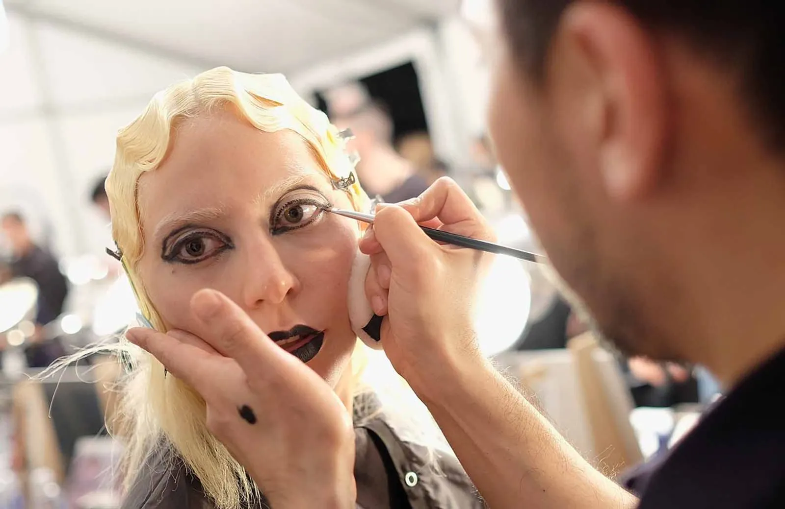 Inspirasi Dark Makeup dari Marc Jacobs dan Lady Gaga Fall/Winter 2016