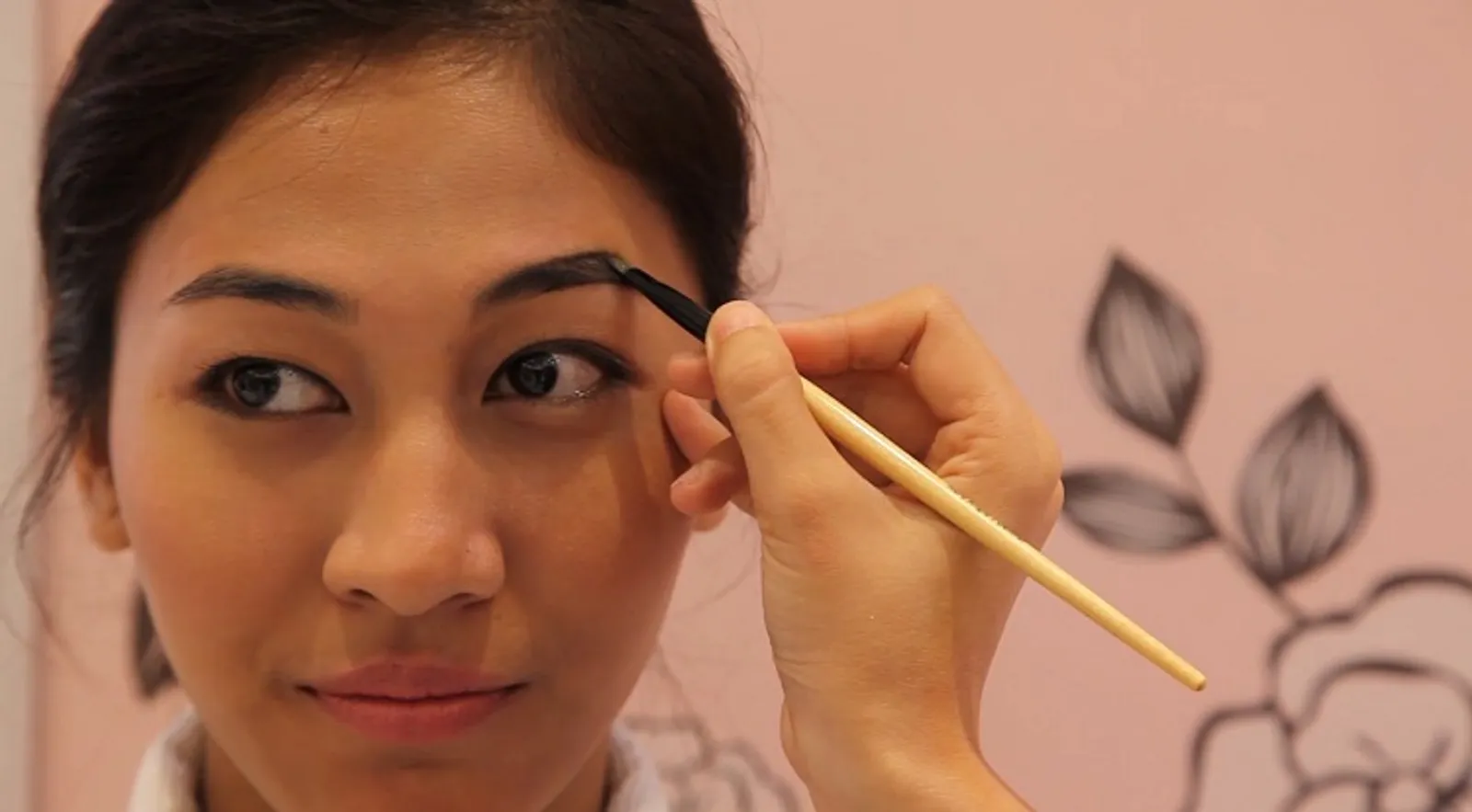 Video Tutorial Membingkai Alis yang Sesuai dengan Bentuk Wajah Bersama Benefit Cosmetics