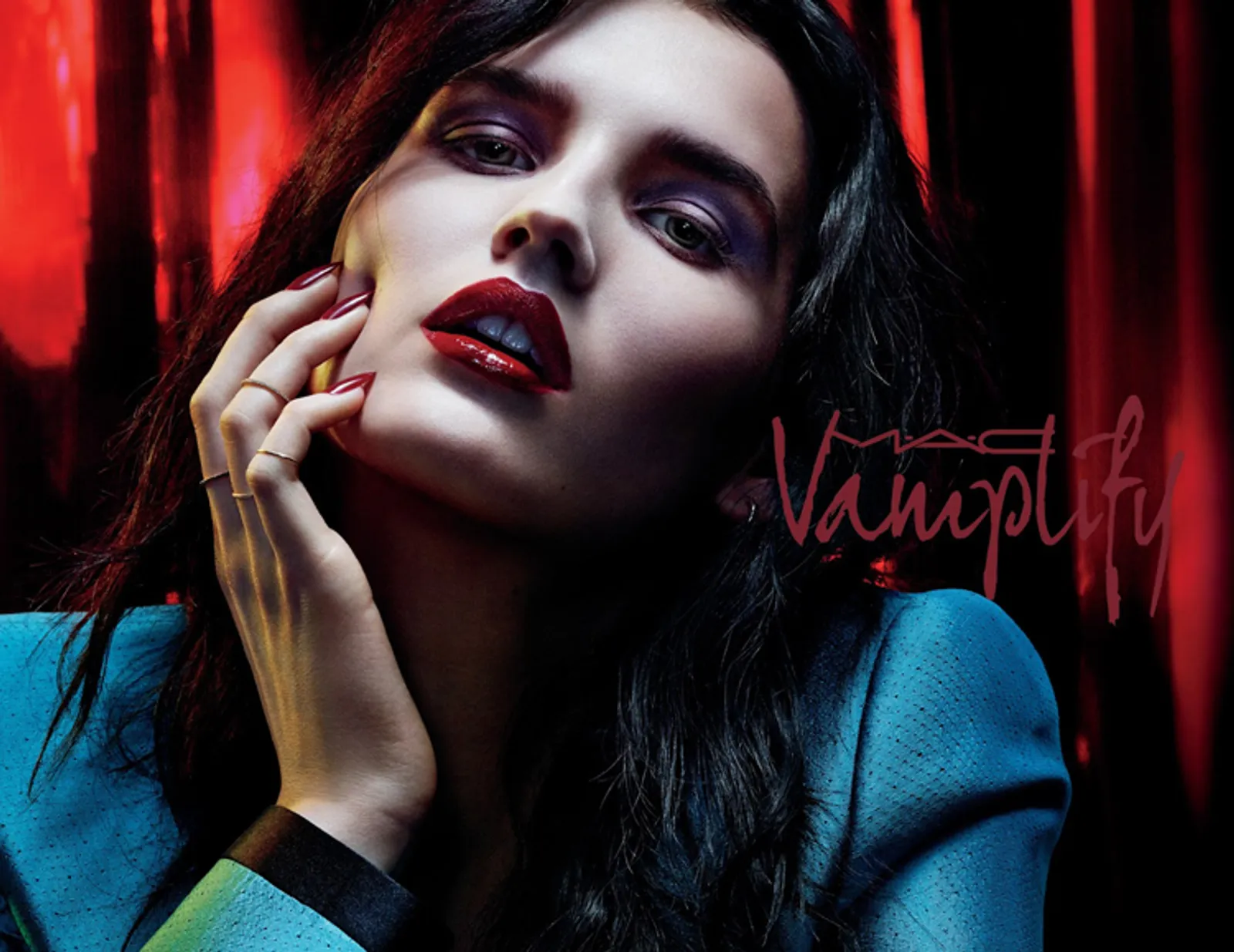 Tampil Seksi dengan Rangkaian Makeup Vamplify dari M.A.C