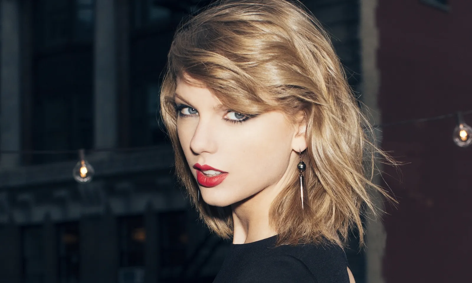 Intip Cara Beauty Blogger Pony Merubah Dirinya Menjadi Taylor Swift