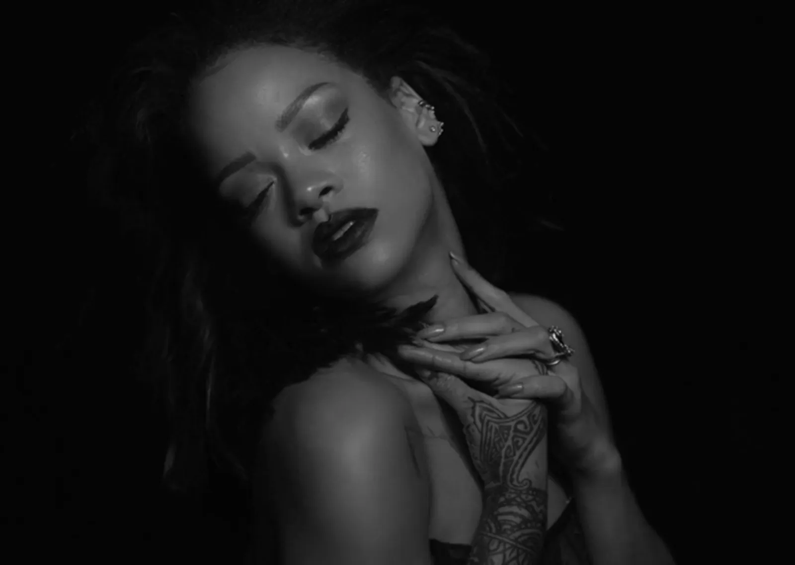 Rihanna Ciptakan Tren Unibrow dalam Video Kiss It Better