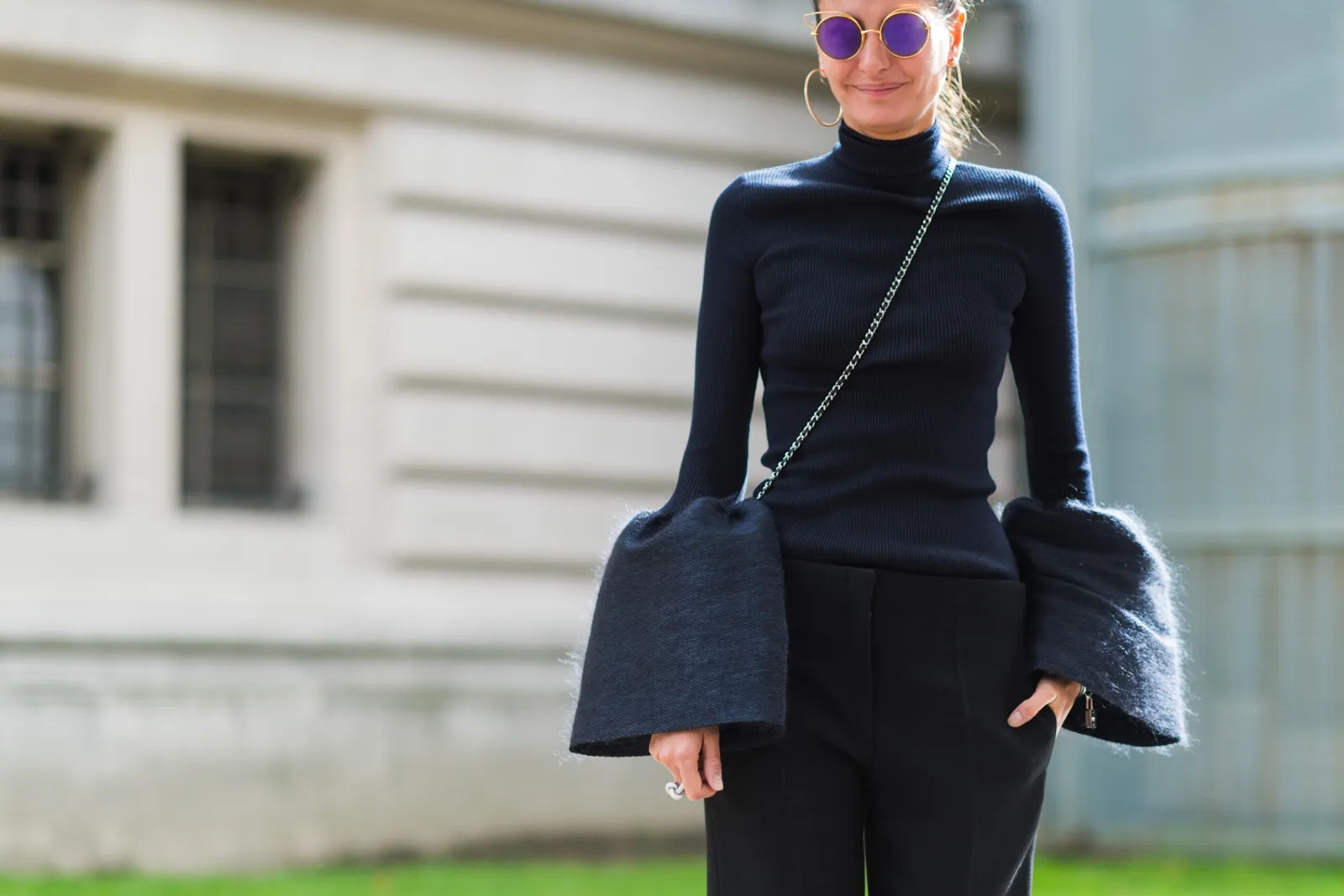 Bell Sleeves, Tren Atasan Unik yang Siap Jadi Fashion Statement Kamu Berikutnya