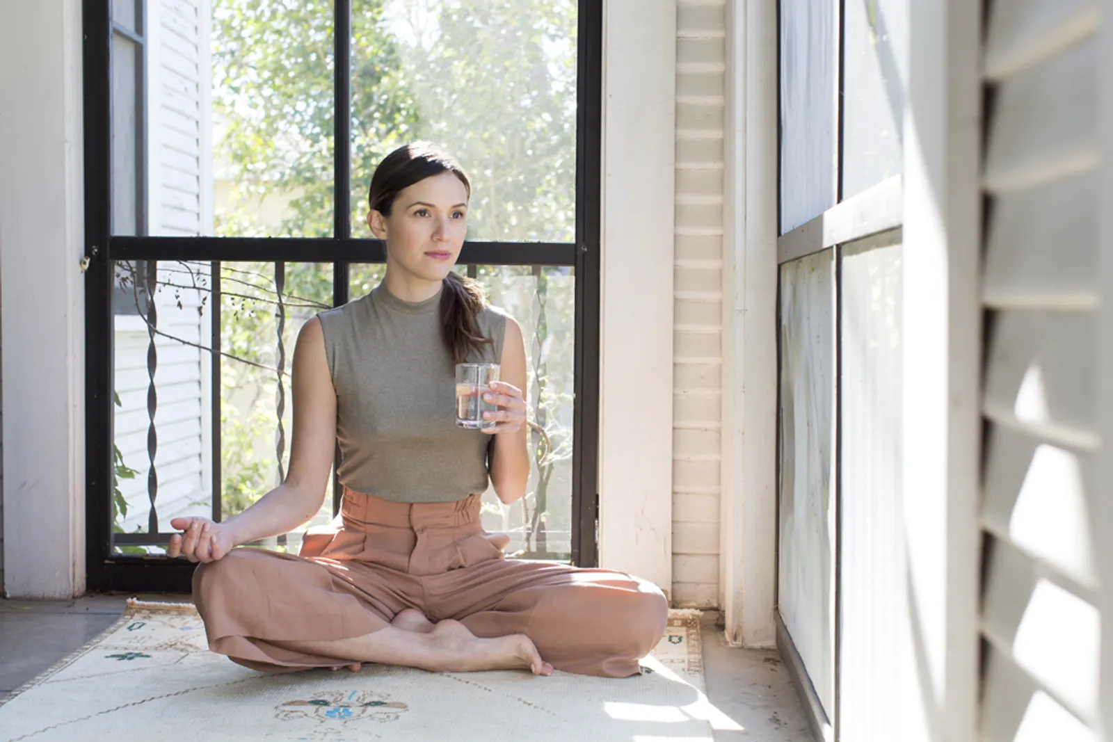 Hidup Sehat dengan Yoga Bersama Si Cantik Adriene Louise