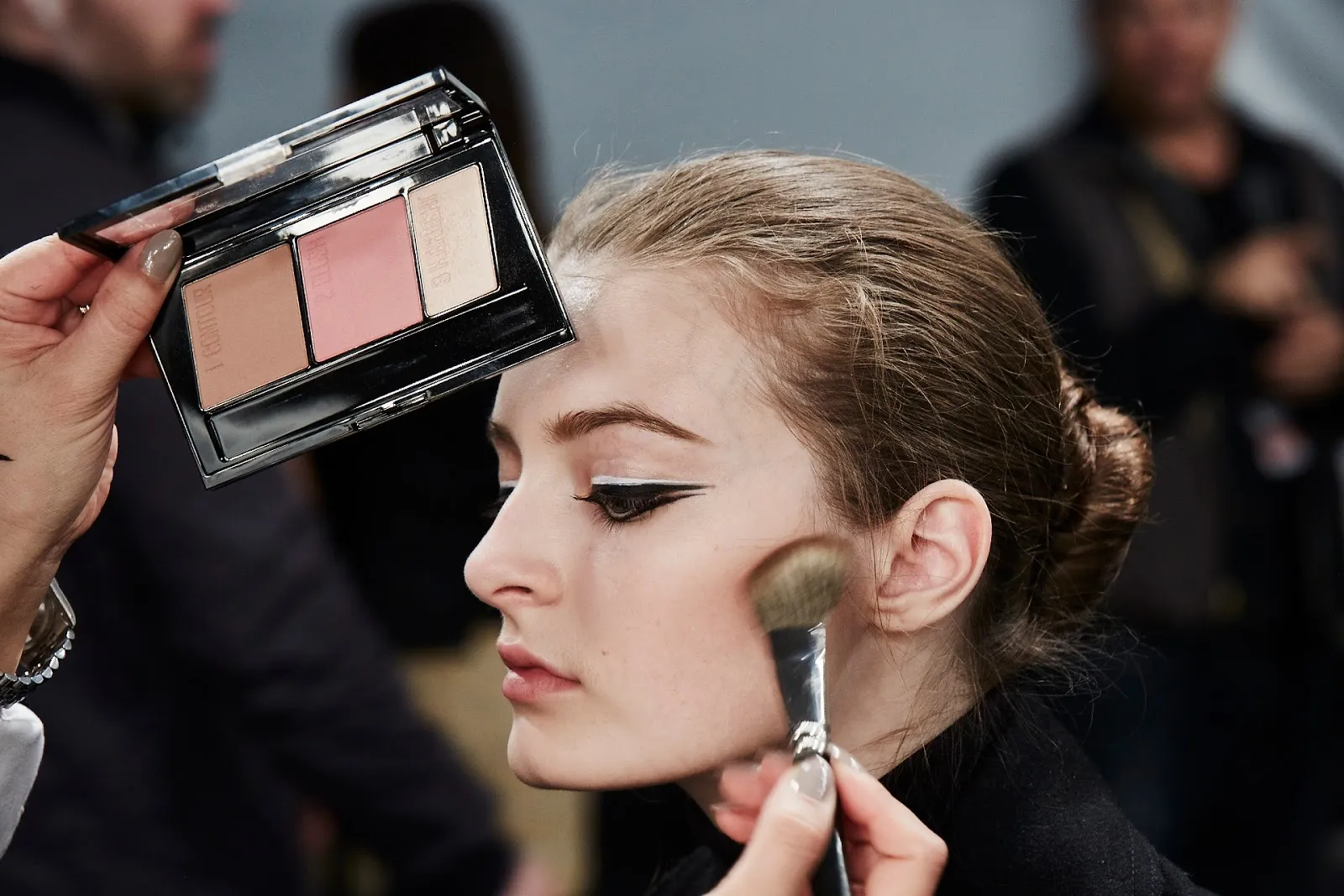 Cari Tahu 7 Flawless Base Makeup yang Harus Kamu Ketahui di Sini!