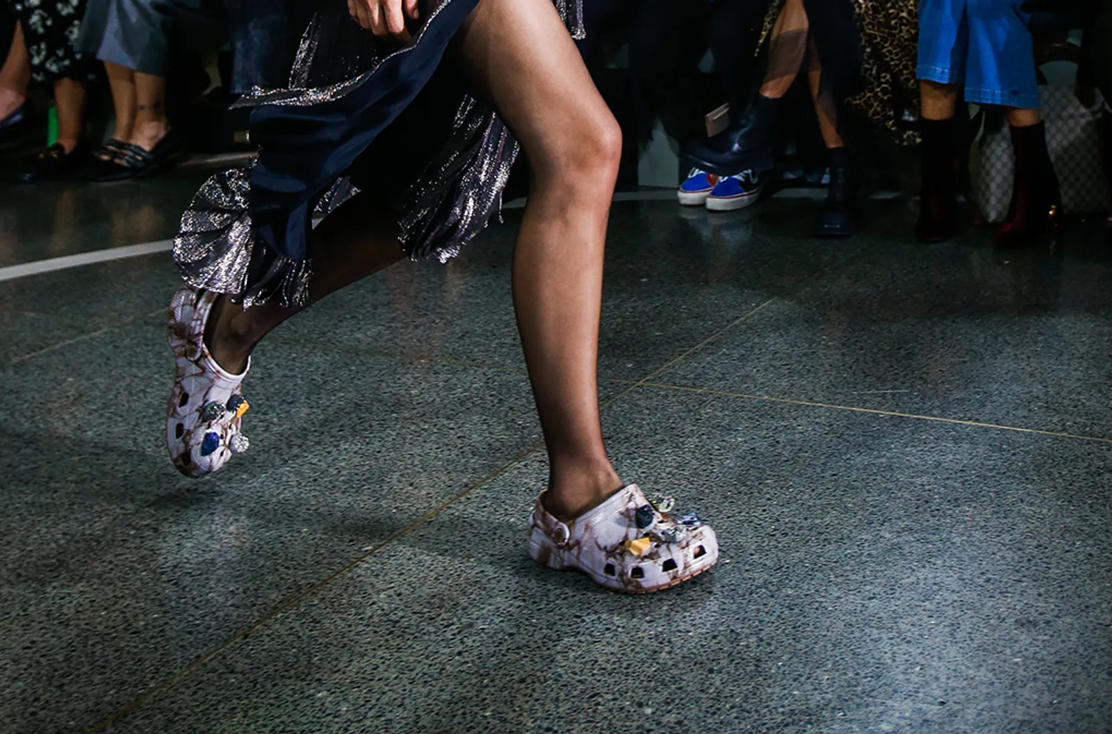 Dianggap "Sepatu Jelek" Kini Croc Tampil Lebih High Fashion!