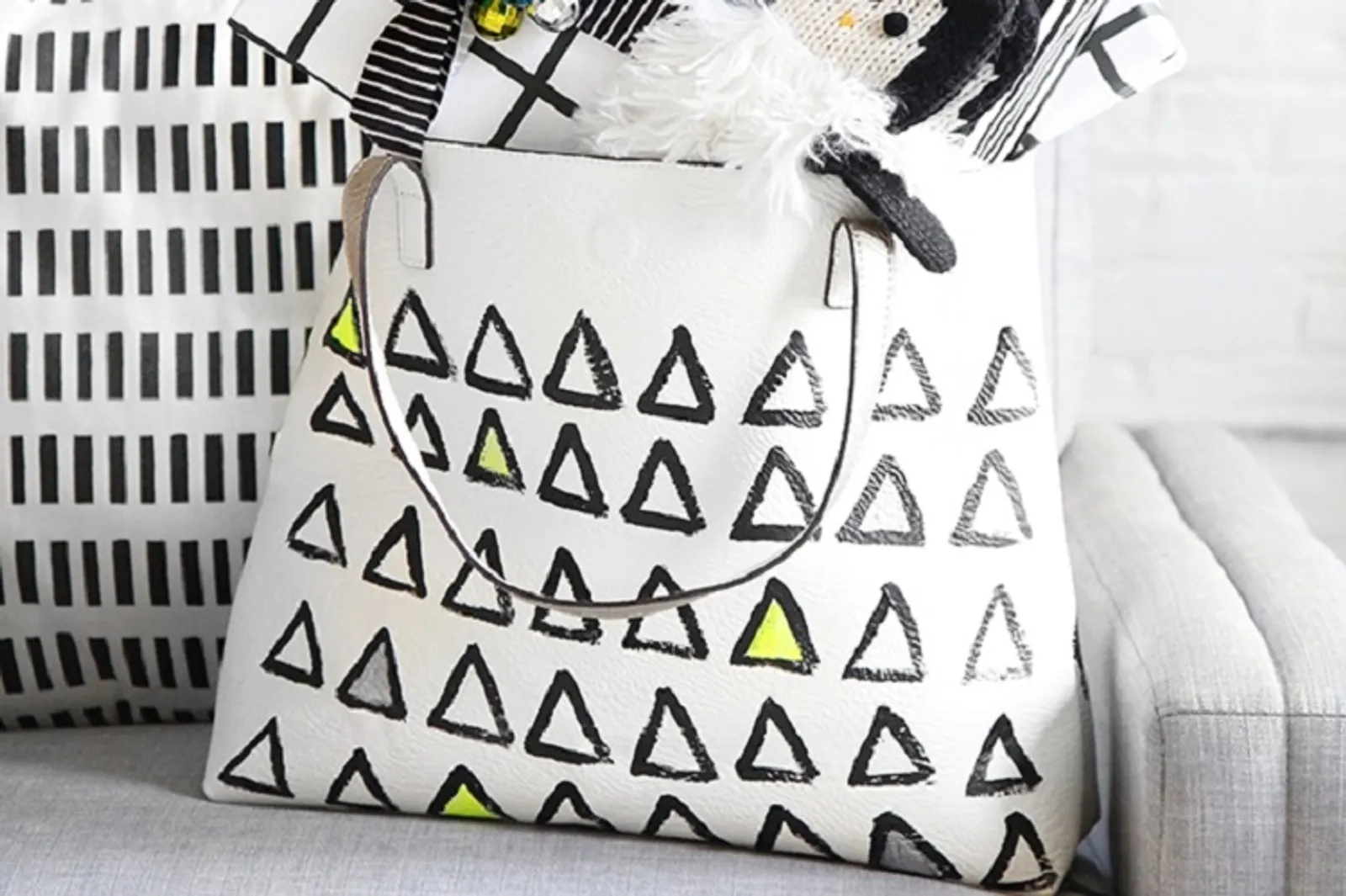 Sulap Tas Polos Menjadi Lebih Menarik Dengan DIY Painted Tote Bag