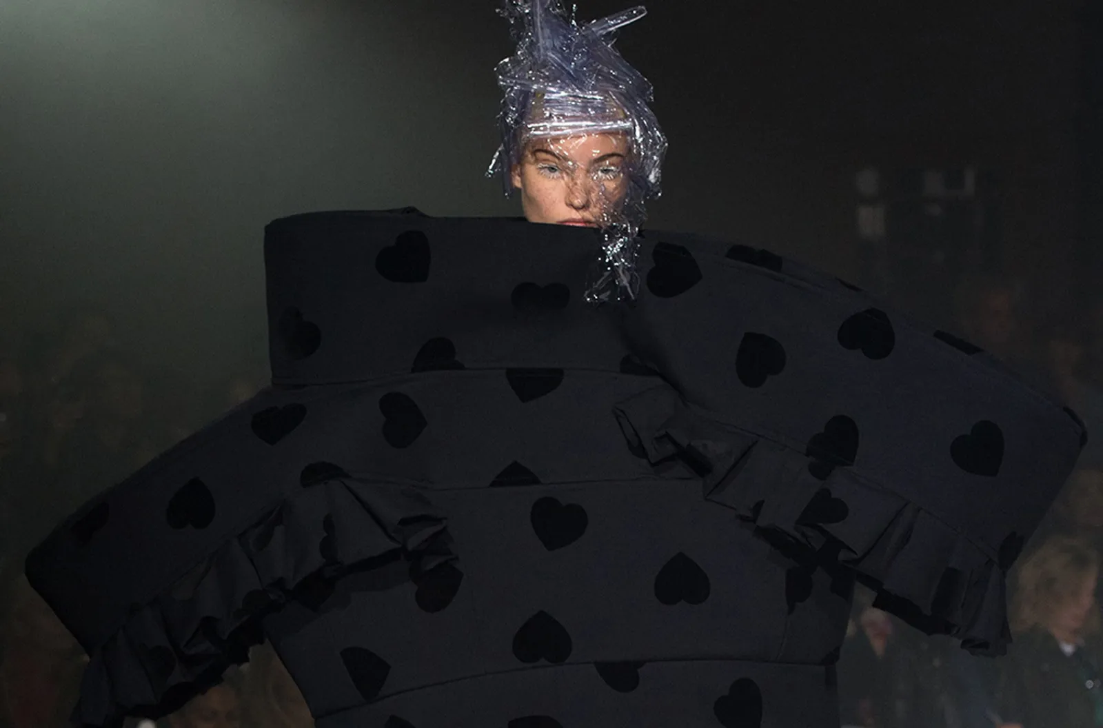 Para Model ini "Tenggelam" dalam Koleksi Terbaru Comme des Garçons