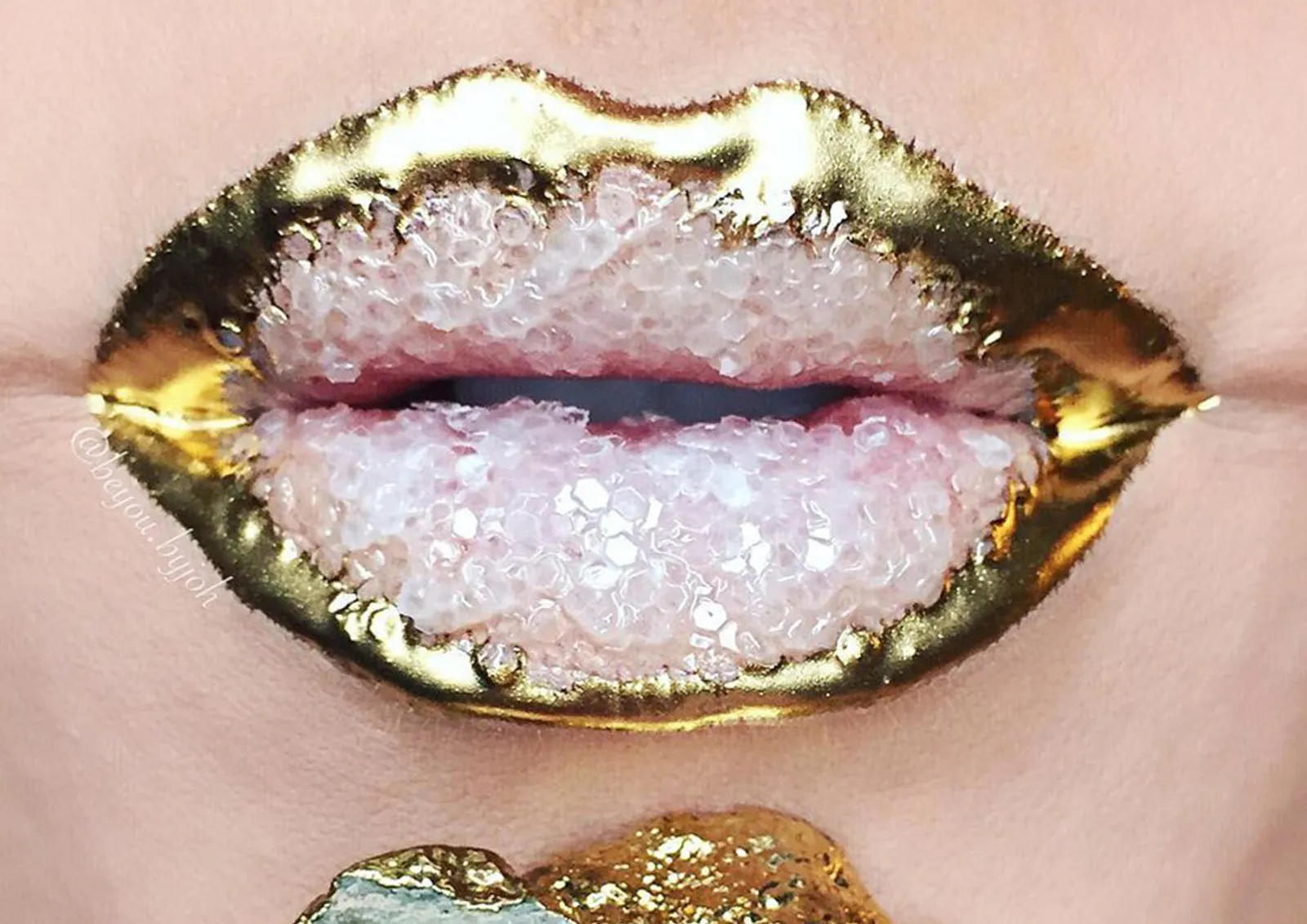Unik! Makeup Artist Ini Buat Bibir Seindah Kristal Bernama Geode Lip Art