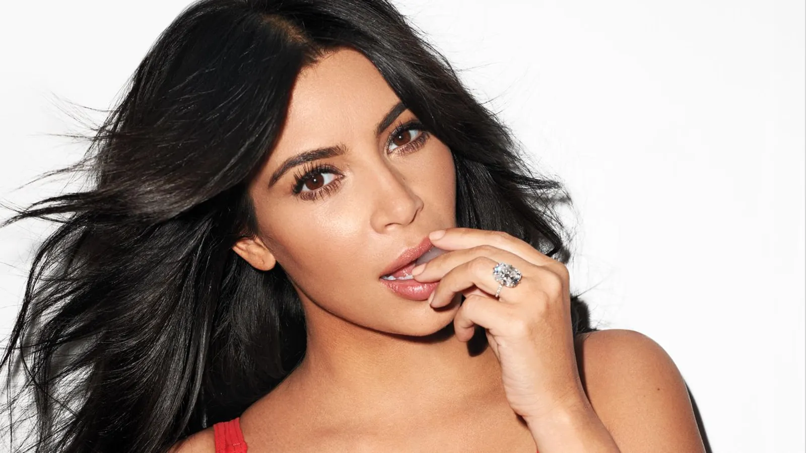 Tampil Tanpa Makeup, Kim Kardashian Langsung Jadi Pusat Perhatian