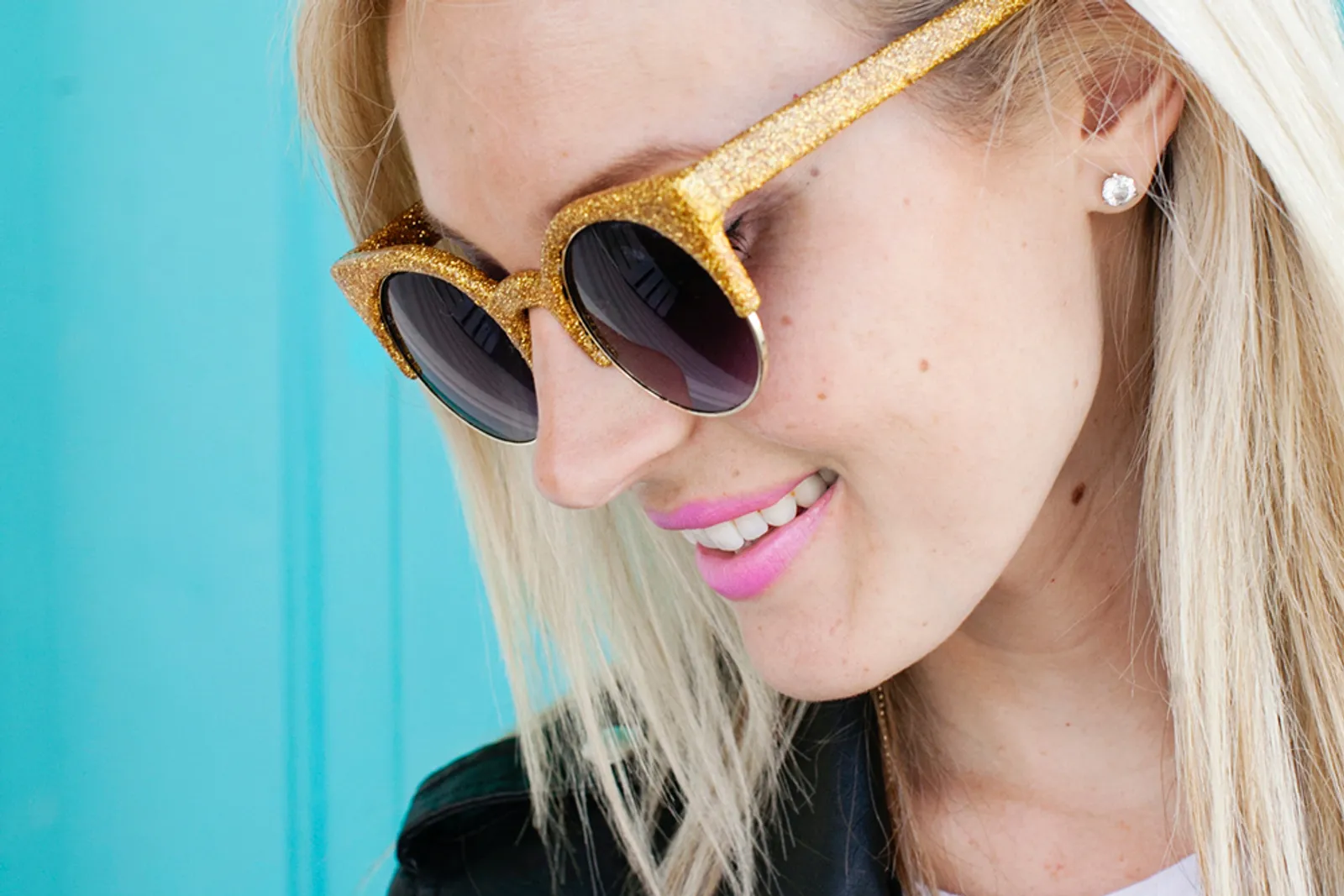 Sulap Sunglasses Lamamu Menjadi Lebih Keren dengan DIY Glitter Glasses