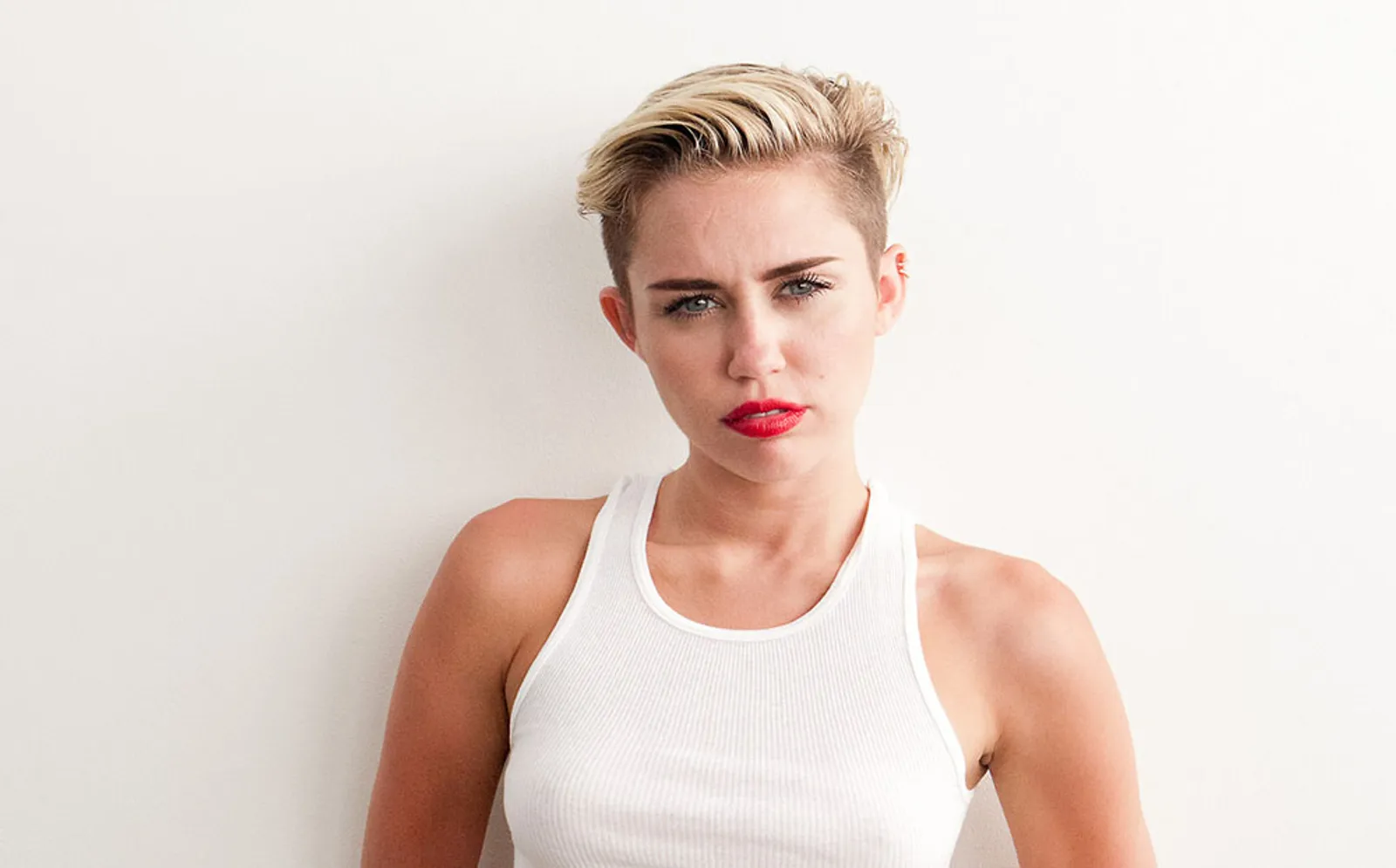 Tertarik dengan Perempuan dan Laki-laki, Miley Cyrus Nggak Mau Disebut Biseksual
