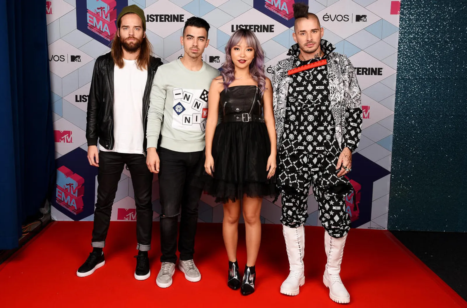 Gaya Para Selebriti Di Red Carpet MTV Europe Music Awards 2016