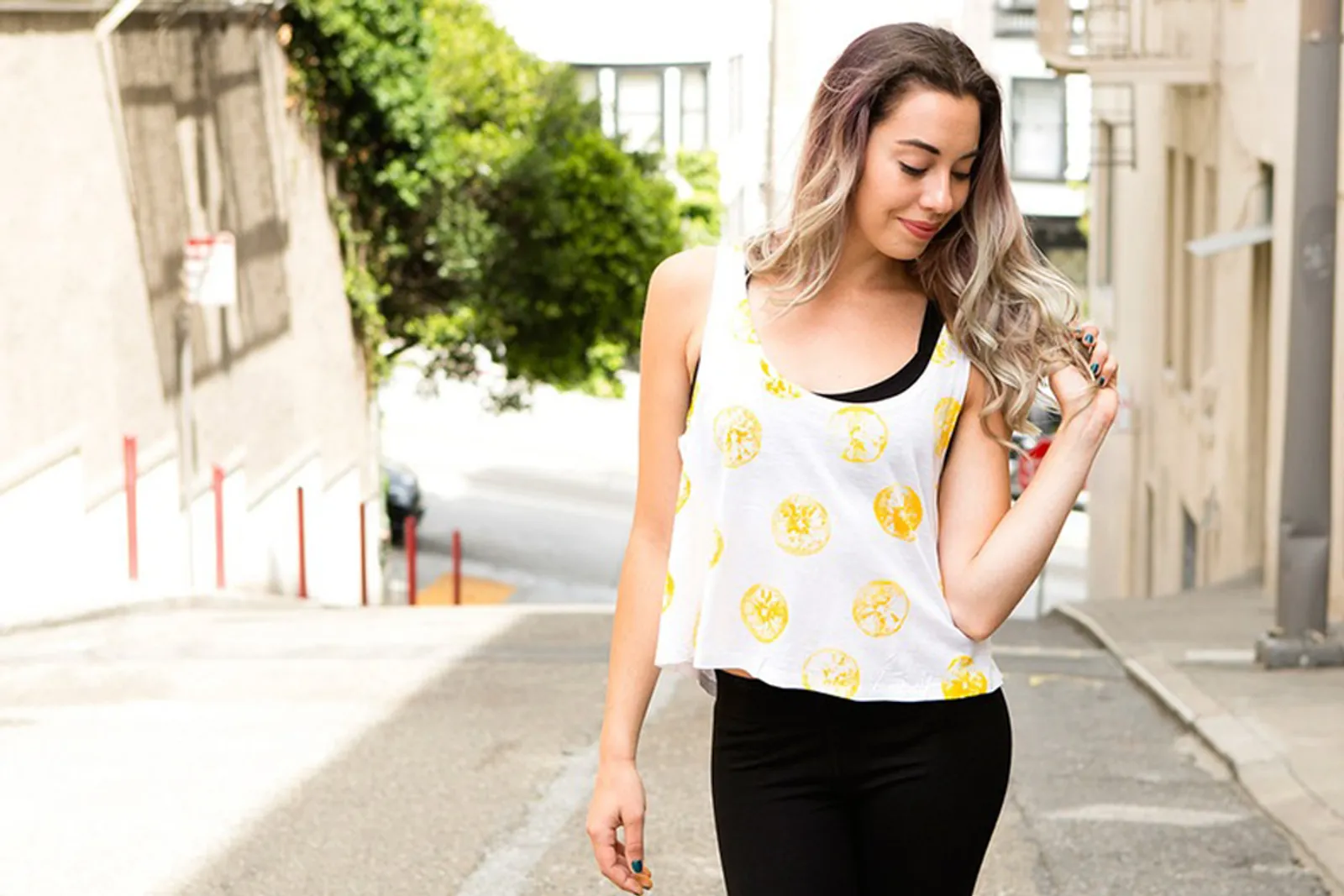 DIY Crop Top Lemonade Super Chic yang Bisa Kamu Buat Hanya Dalam 7 Menit!