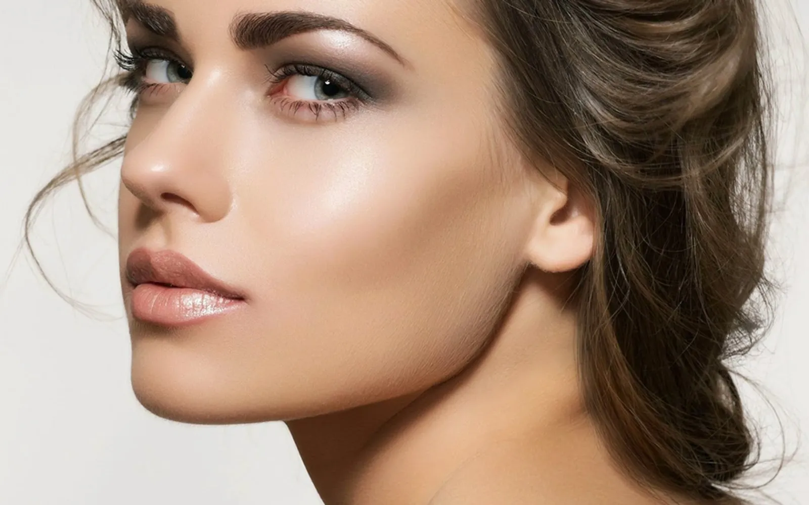 Ingin Terlihat Cantik Nggak Harus Full Makeup, Cukup Aplikasikan 7 Produk Ini 