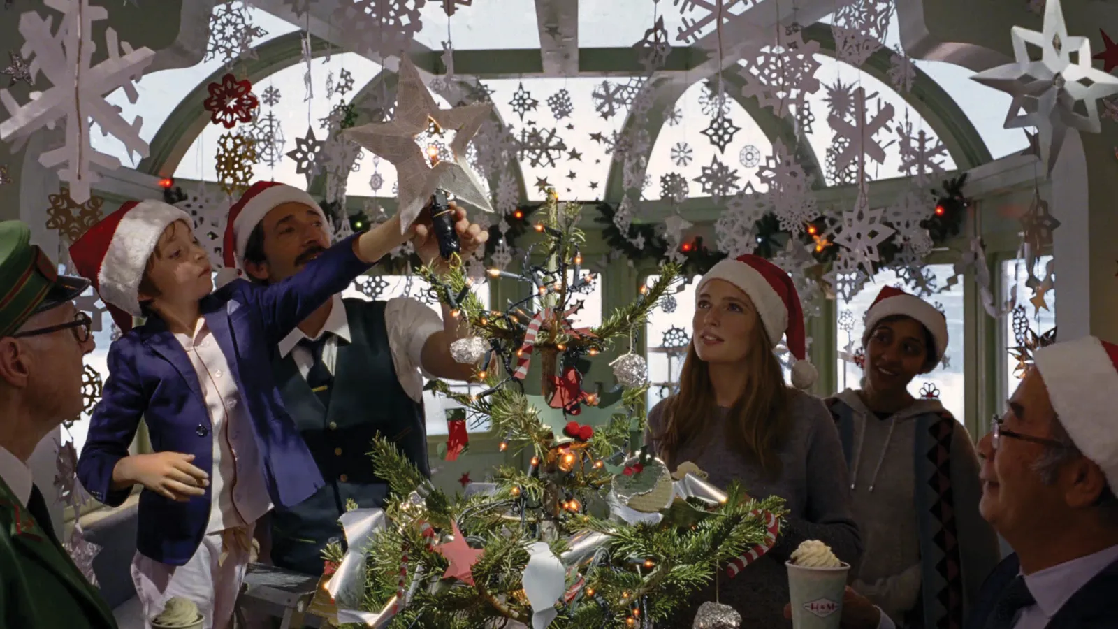 Menyambut Musim Liburan, H&M Merilis Film Pendek yang Disutradarai Wes Anderson