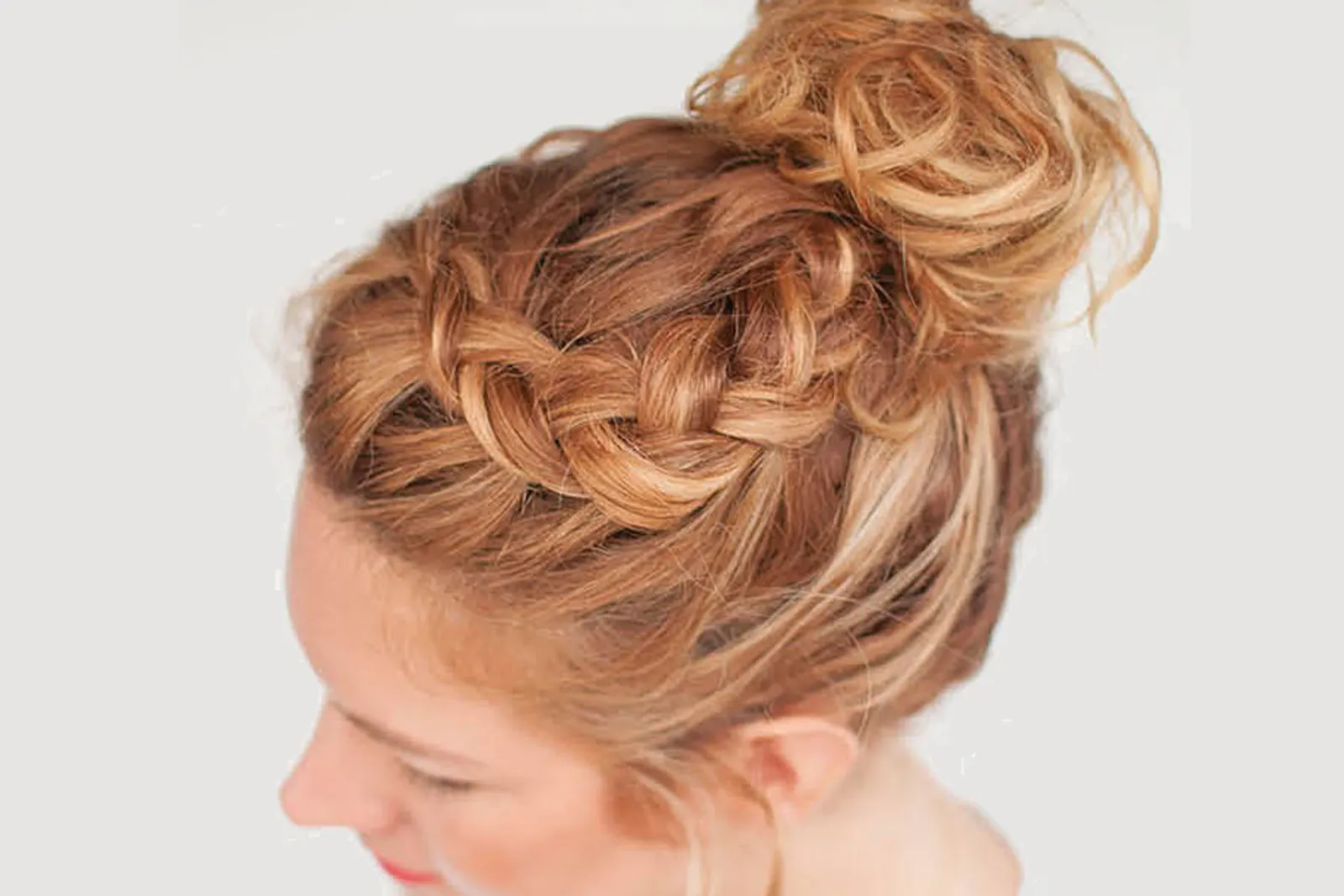 Tutorial Curly Braided Top Knot Hanya 5 Menit, Yuk Simak!