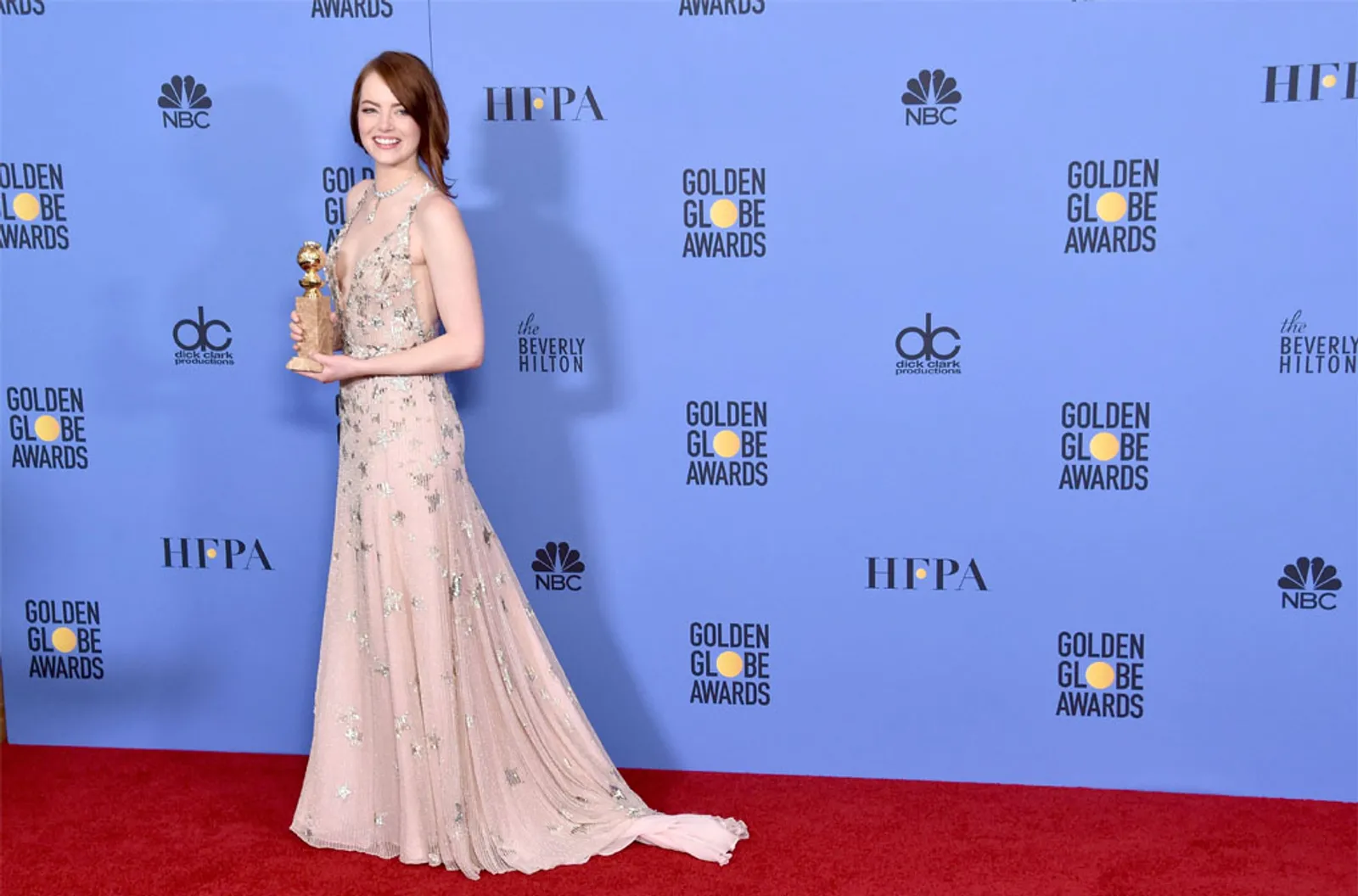 Selalu Kece! Inilah Transformasi Gaya Emma Stone Di Atas Red Carpet Golden Globes