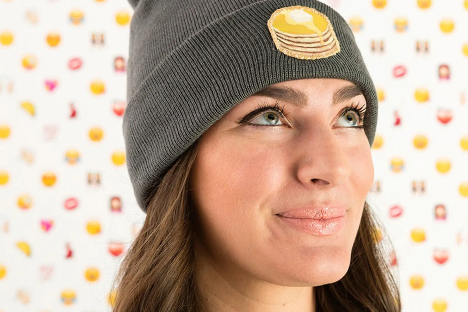 DIY Membuat Topi Lama Kamu Menjadi Topi dengan Patch Emoji yang Super Keren
