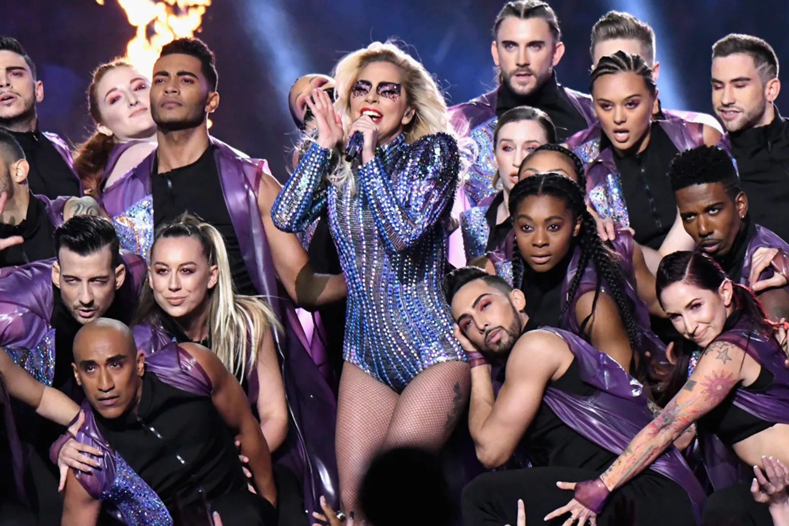 Loncat dari Ketinggian 79 Meter, Lady Gaga Bikin Heboh di Acara Super Bowl  