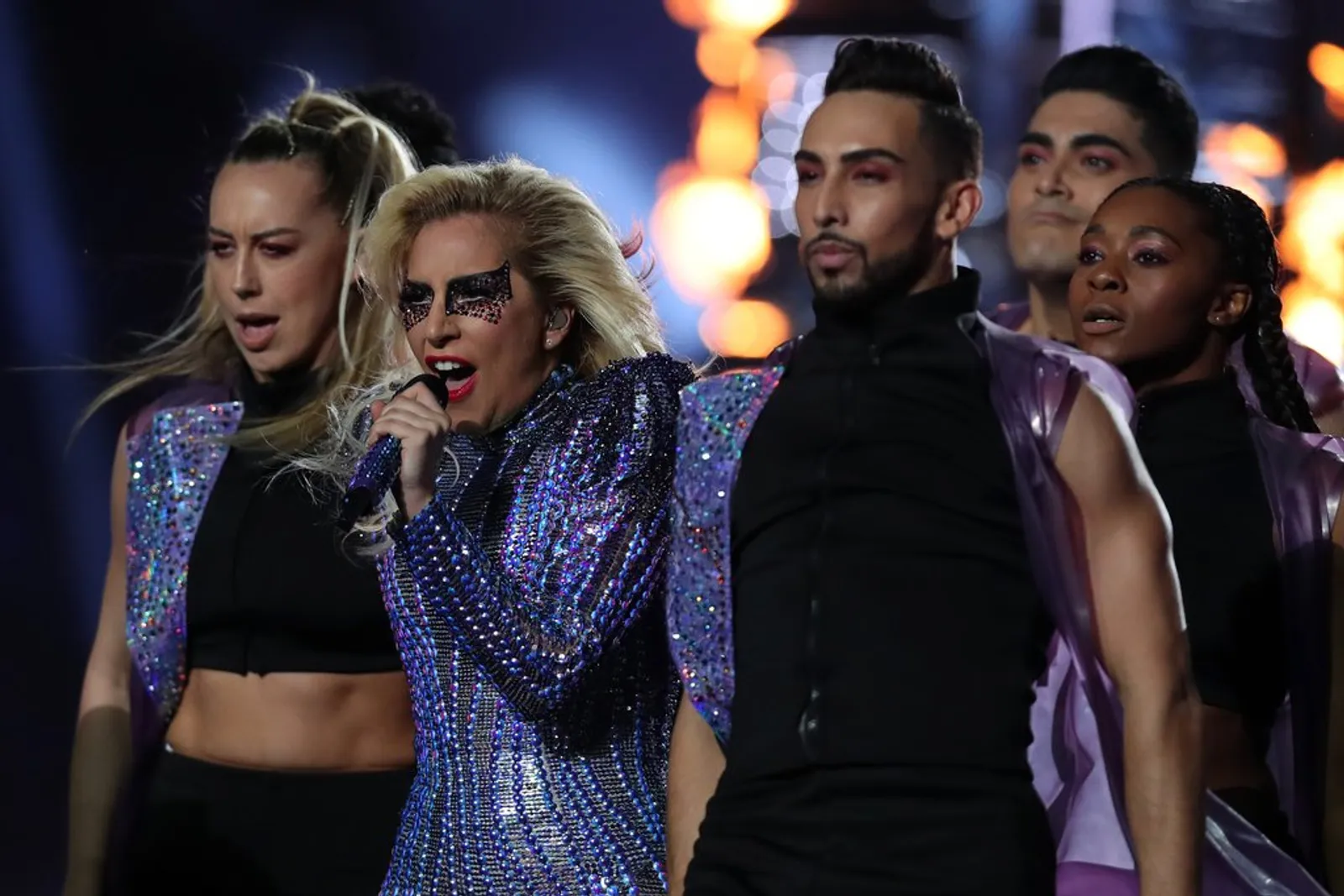 Nggak Cuma Kostum, Lady Gaga Ganti Makeup Di Tengah Pertunjukkan Superbowl