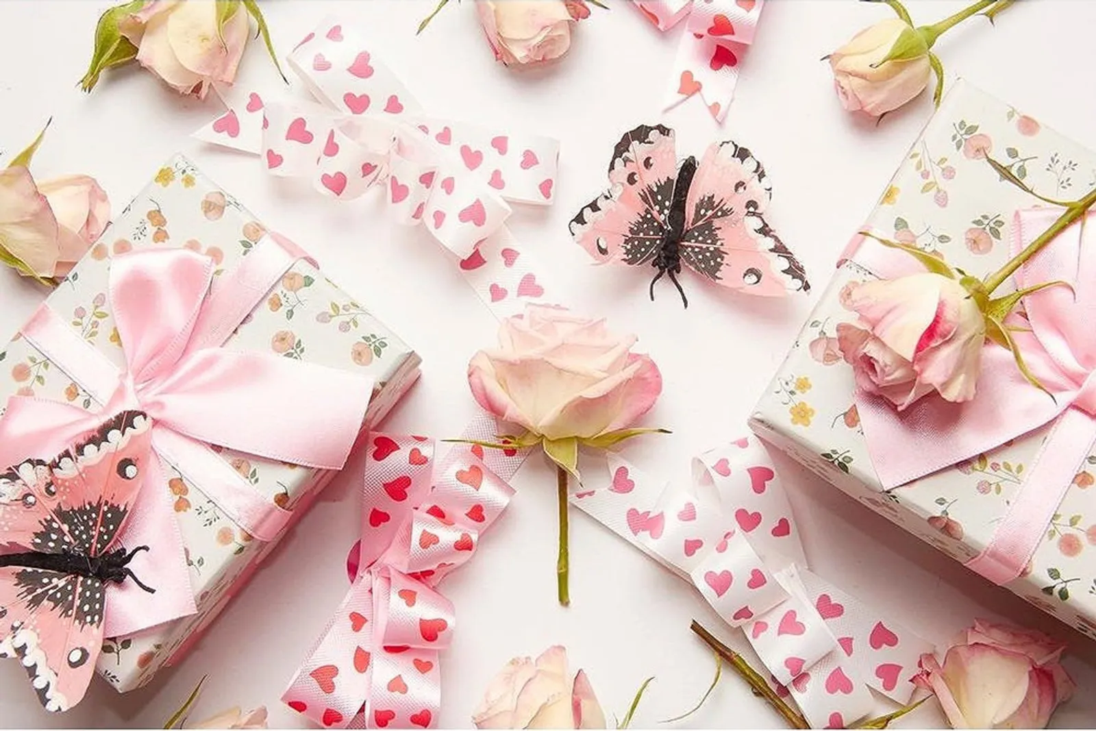 Bingung Cari Hadiah untuk Pasangan? Dapatkan Inspirasi Kado Valentine dari Para Seleb Ini!