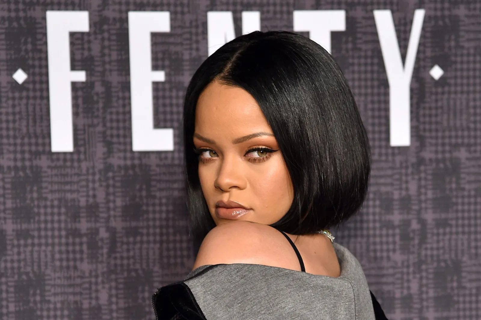 Be Ready! Rihanna akan Segera Meluncurkan Produk Kosmetiknya