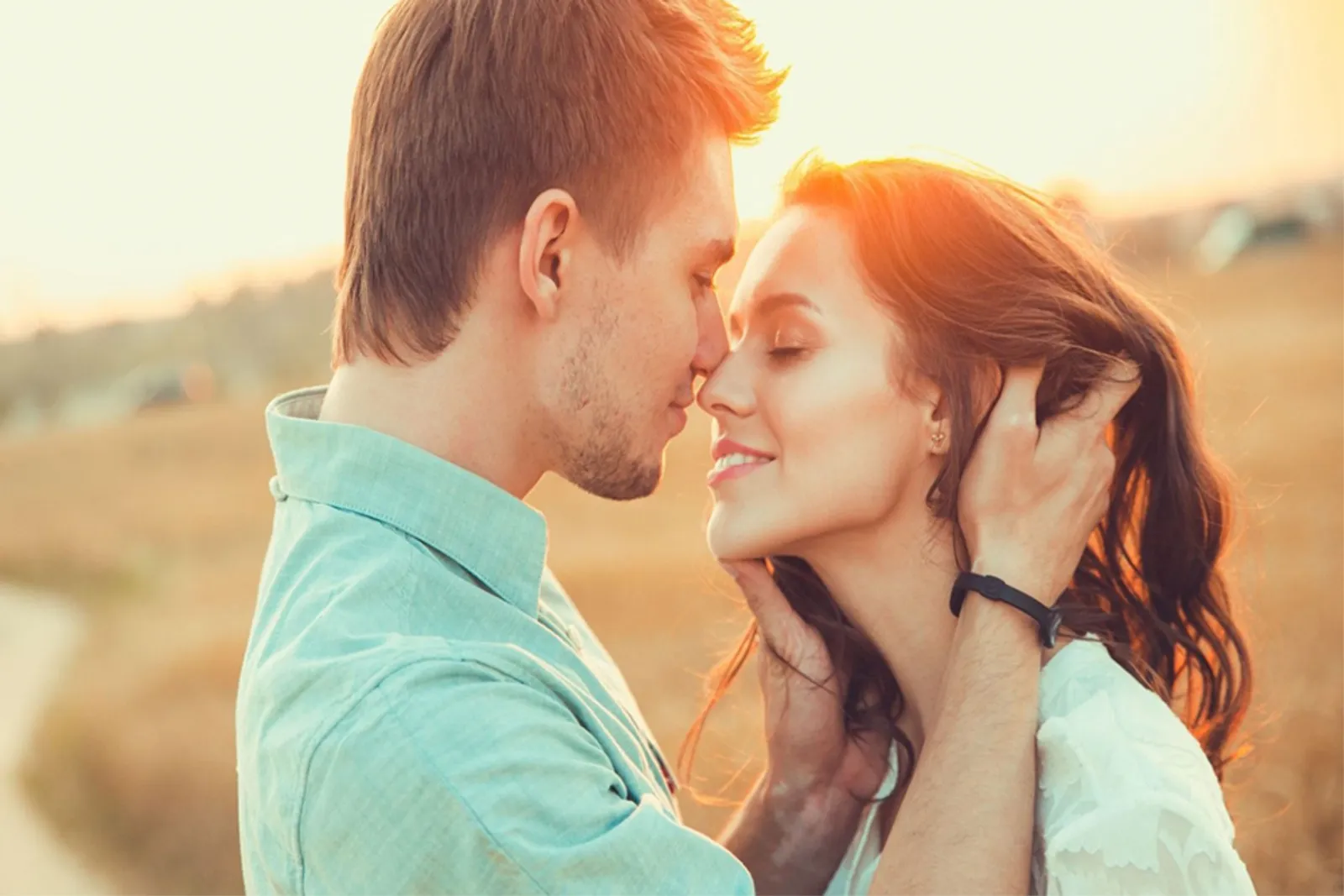 4 Alasan Memejamkan Mata Saat Berciuman dengan Pasangan