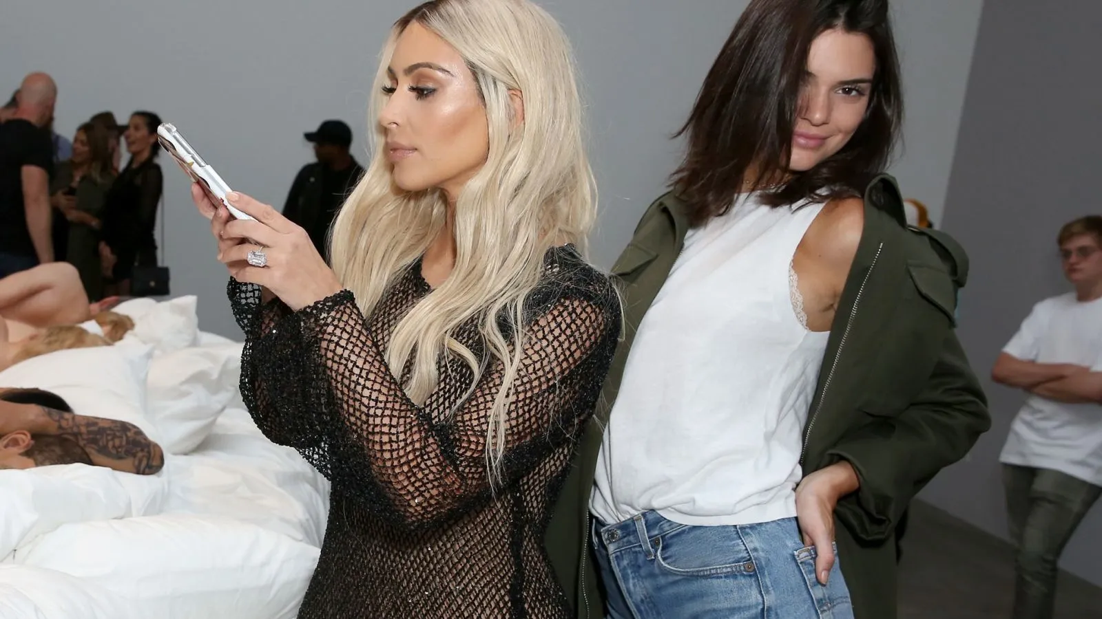 Kim Kardashian West dan Kendall Jenner Pamer Sepatu Buatan Kanye West yang Masih Dirahasiakan