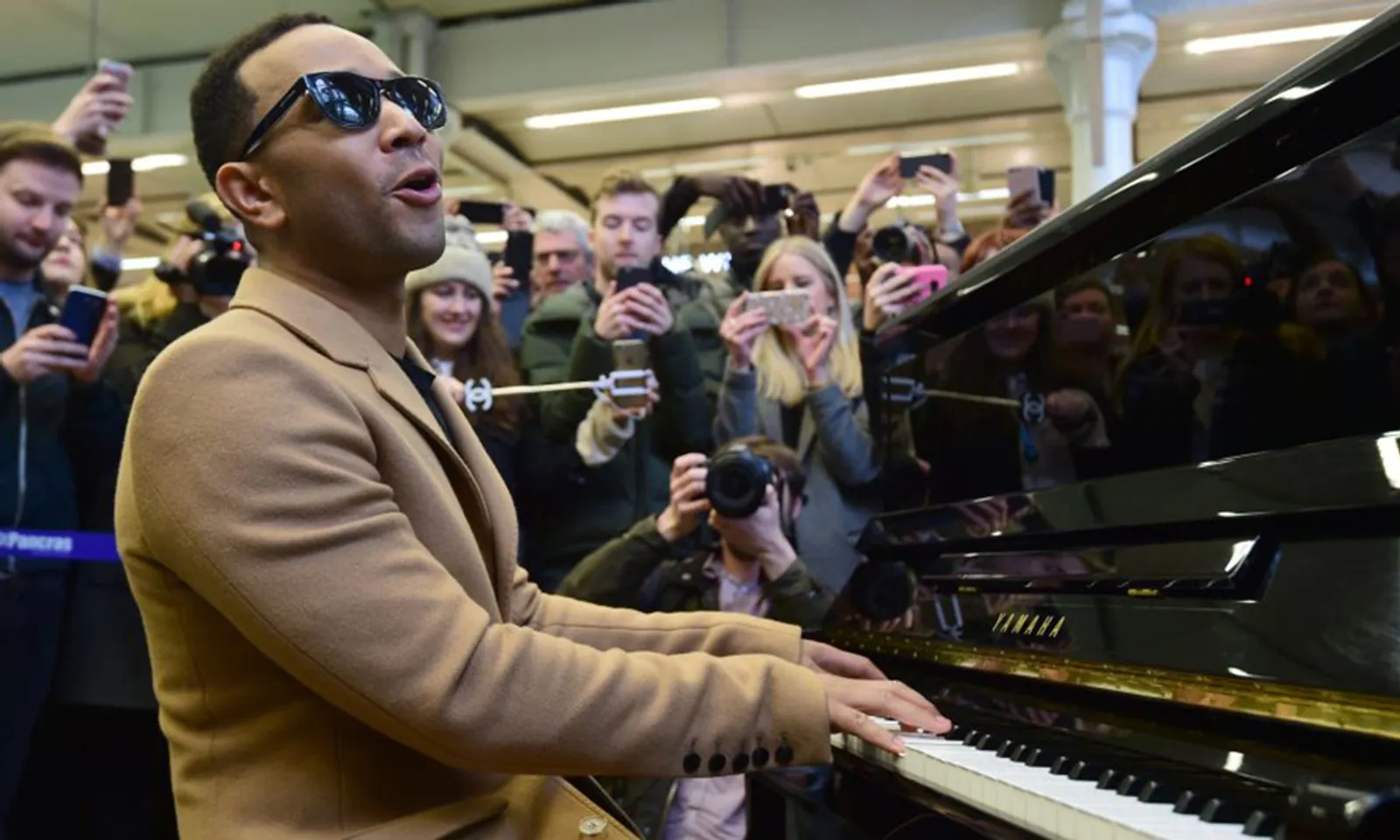 Seru! John Legend Konser Mendadak di Stasiun Kereta London  