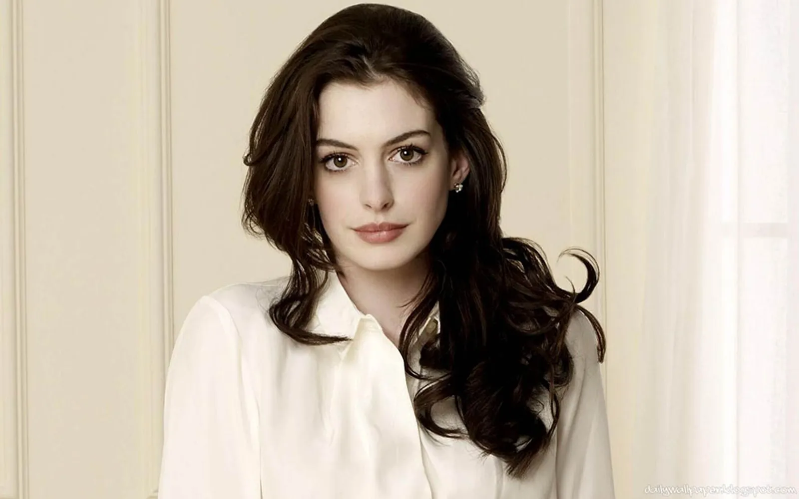 Hindari Stres, Begini Cara Elegan Anne Hathaway Menanggapi Haters