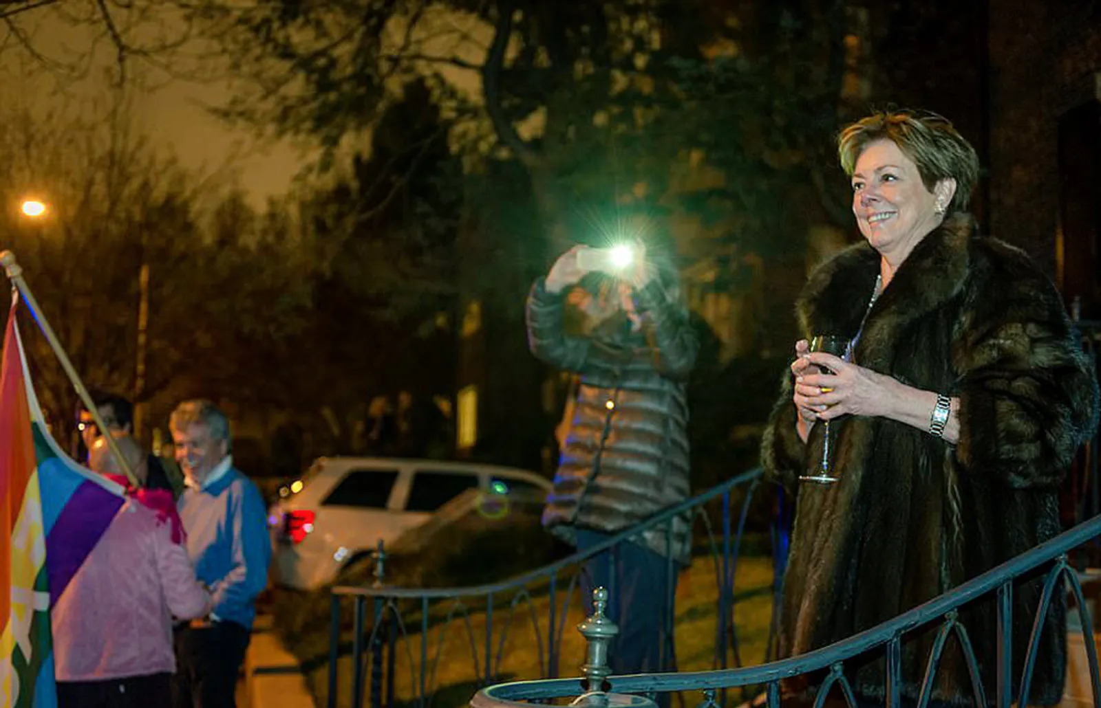 Sambil Minum White Wine Saat Ada Demo, Foto Tetangga Ivanka Trump Ini Jadi Viral