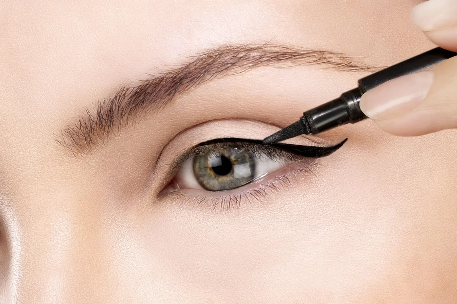 Yuk Bela, Kenali Jenis-jenis Eyeliner dan Cara Penggunaannya secara Tepat