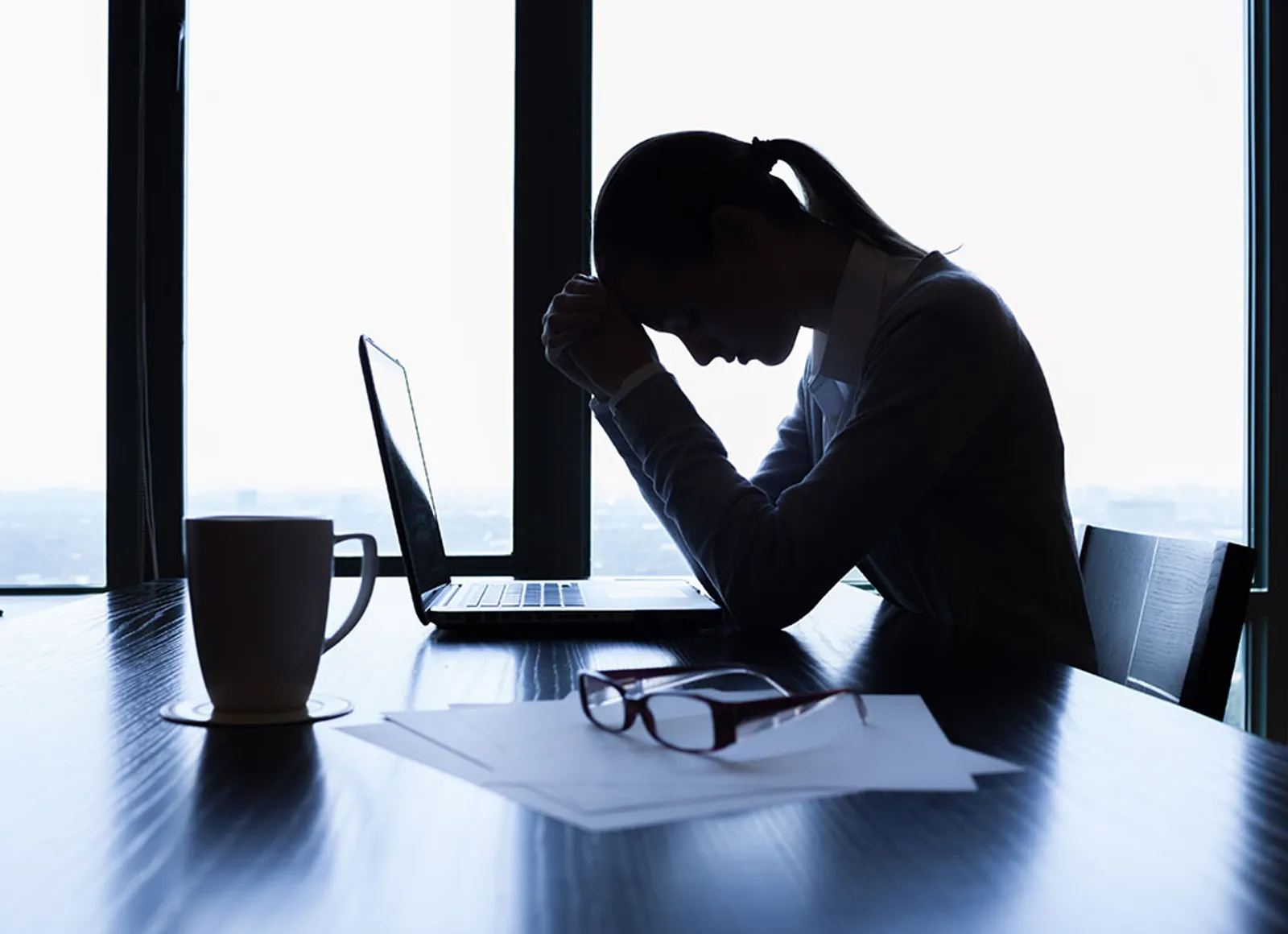 Perlukah Menyalahkan Kantormu Saat Kamu Merasa Tidak Bahagia dengan Pekerjaanmu? 