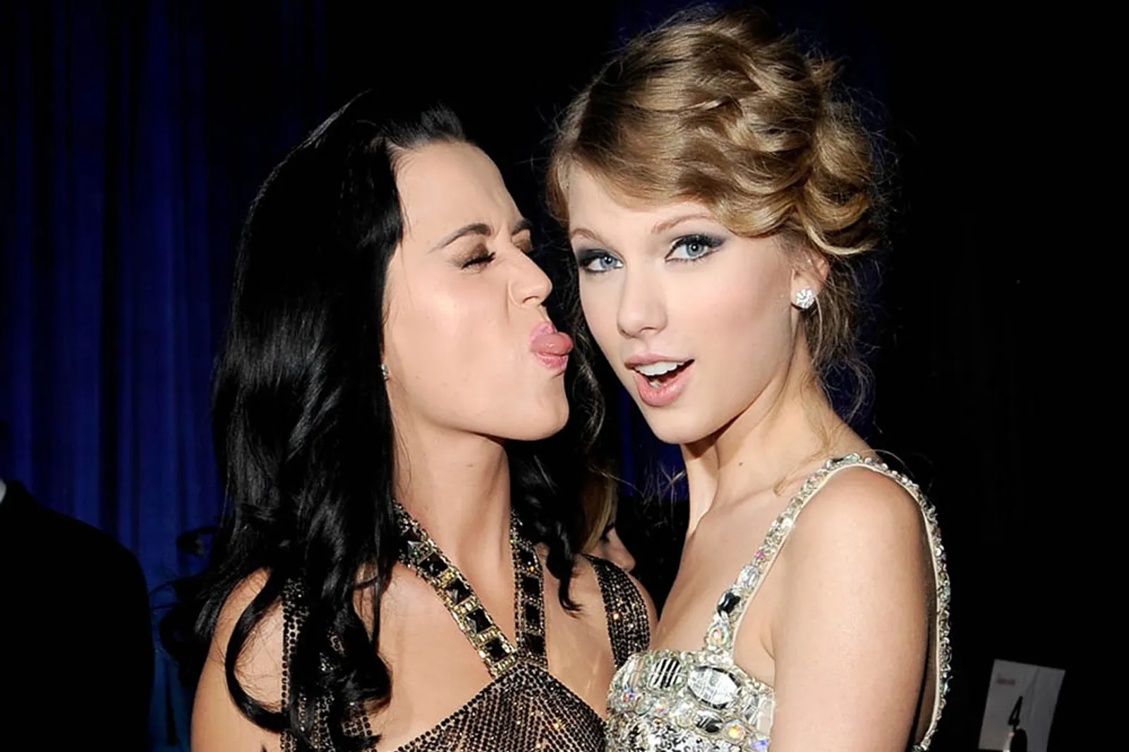 Lama Bungkam, Katy Perry Akhirnya Cerita tentang Taylor Swift
