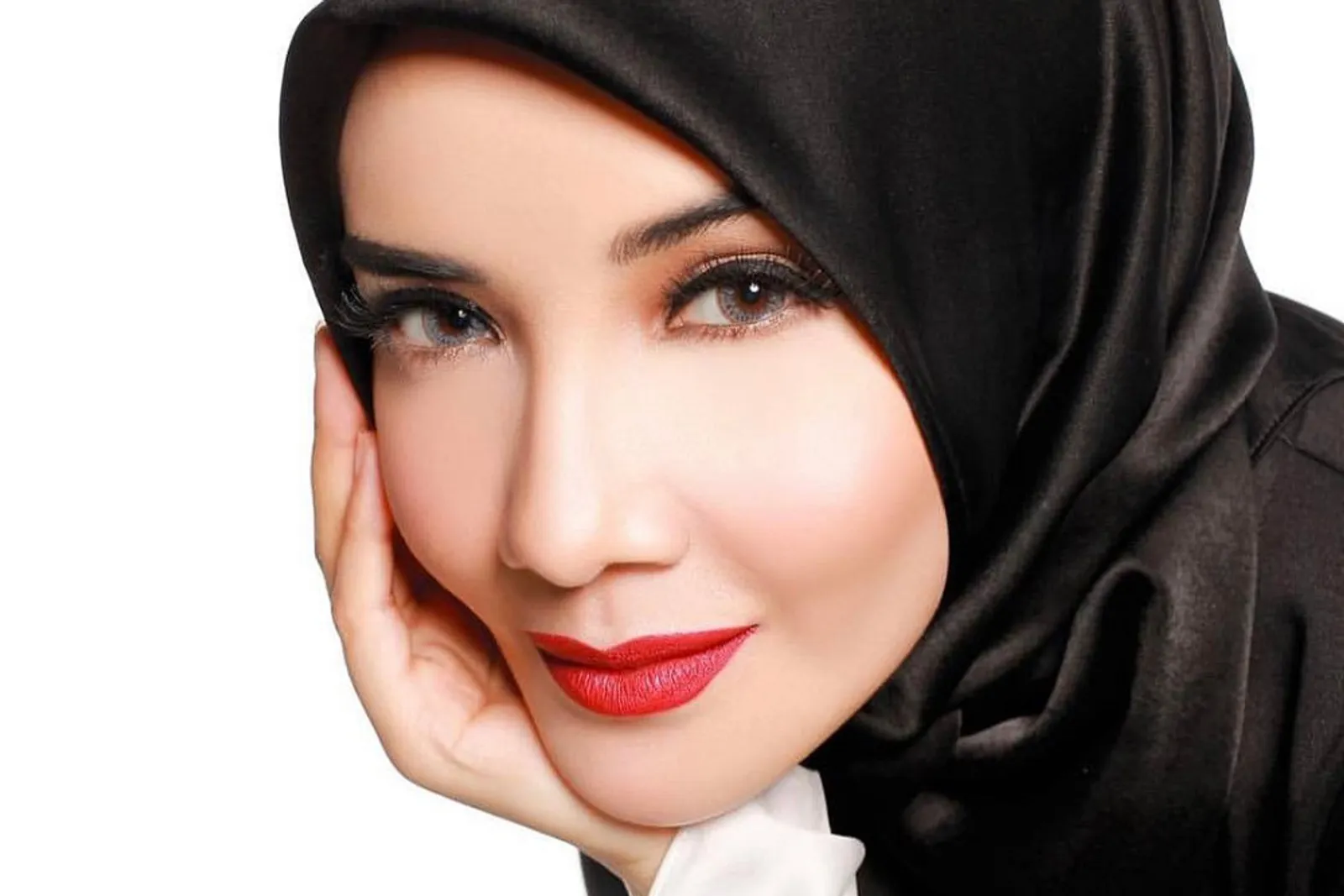 Inspirasi Mix n Match Hijab Monokrom ala Zaskia Sungkar