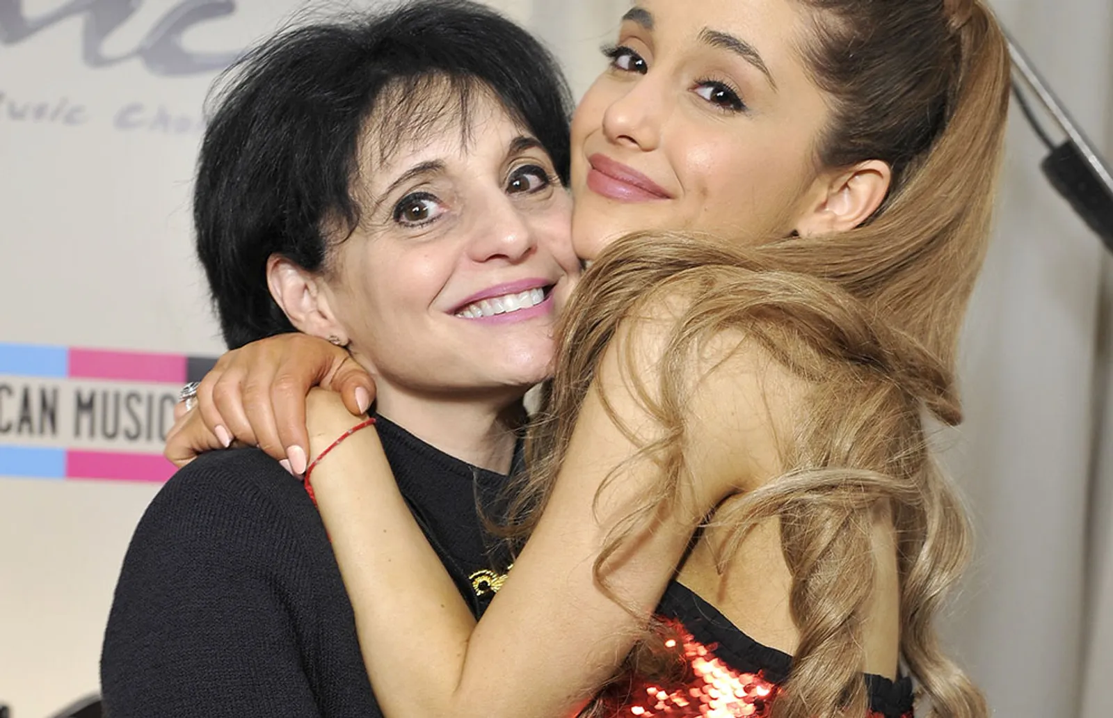 Kenang Tragedi Bom, Ibu Ariana Grande Tulis Pesan Menyentuh