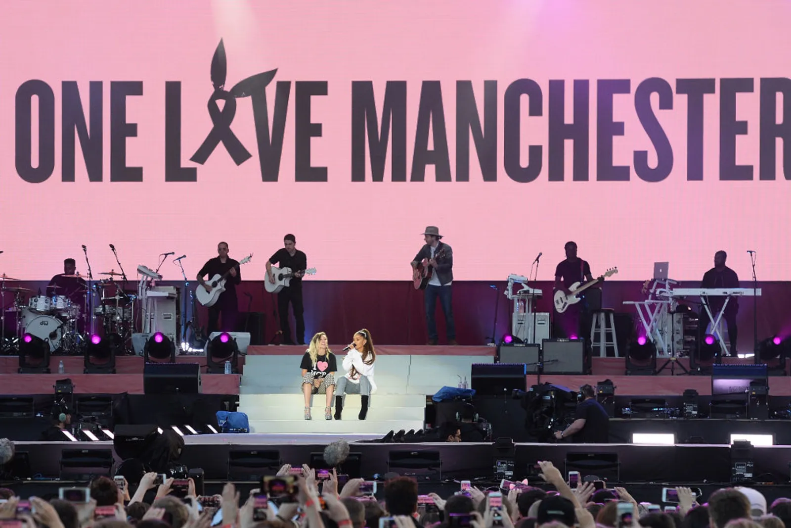 Momen Berharga Saat Konser Amal Korban Bom di Manchester