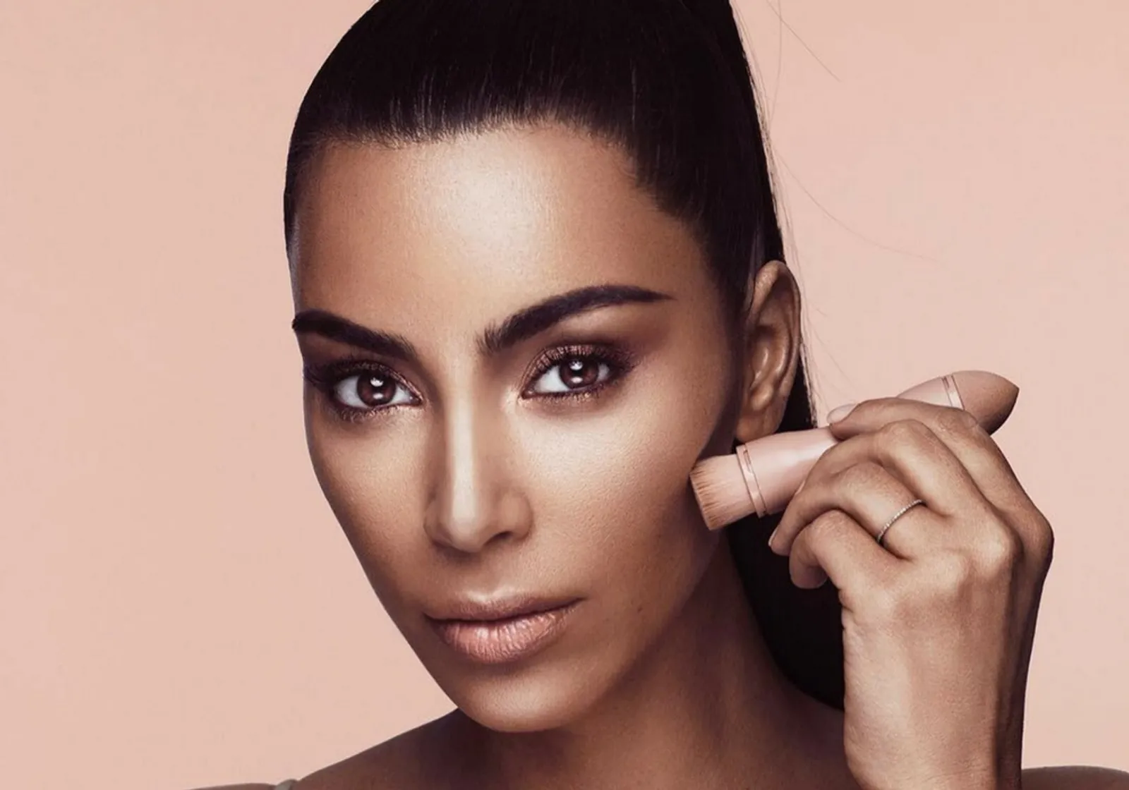 Siap Saingi Kylie, Kim Kardashian Rilis Makeup Sendiri