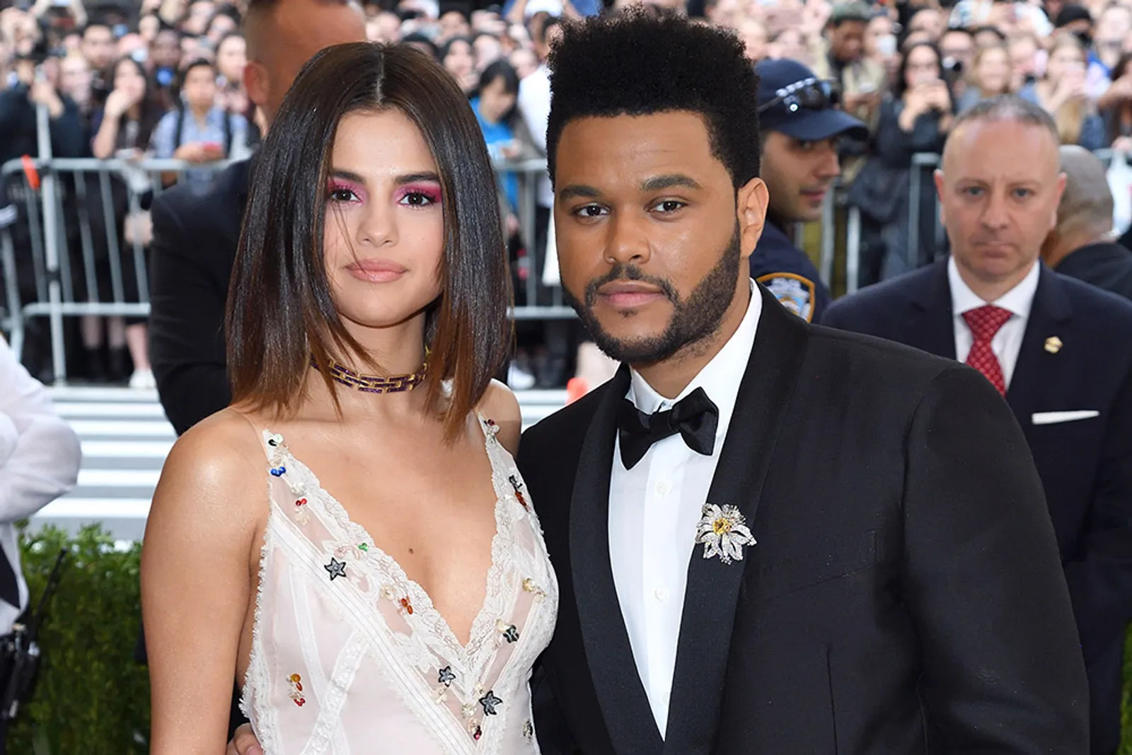 Cie... The Weeknd Ketahuan Stalking Instagram Selena Gomez