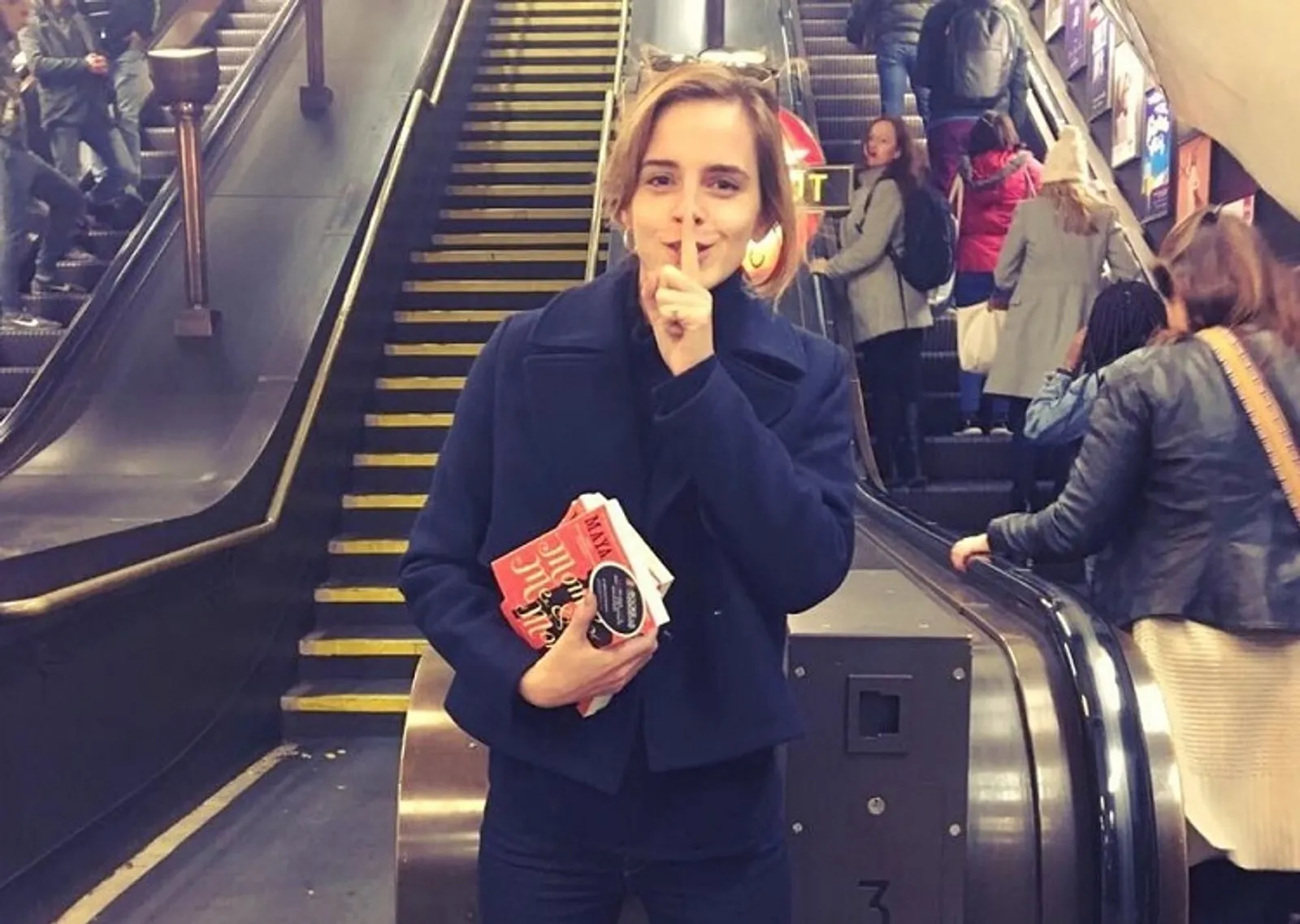 Emma Watson Ternyata Hobi Sembunyikan Buku di Jalanan!