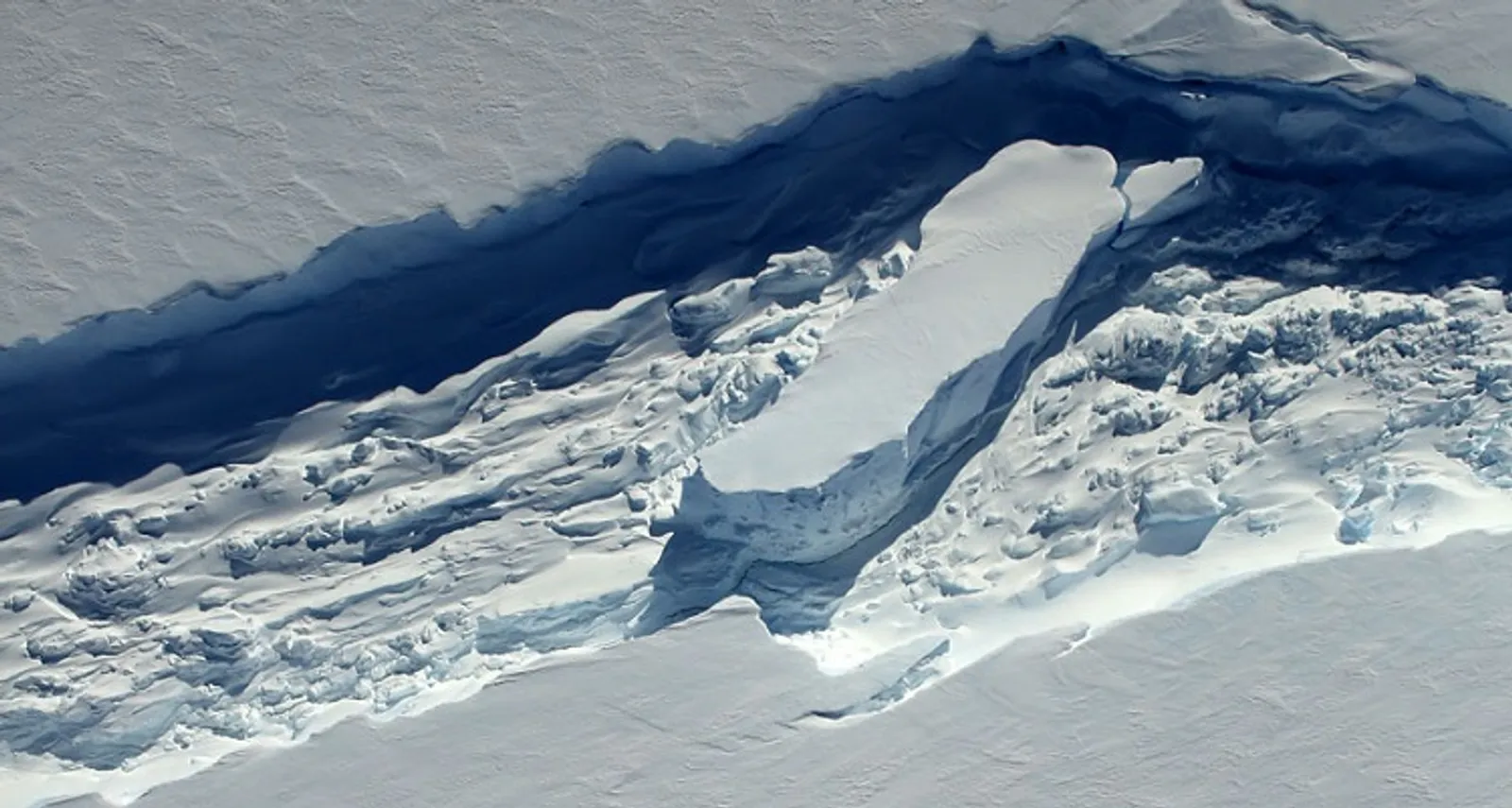 Gunung Es Sebesar 1 Triliun Ton Telah Hanyut!
