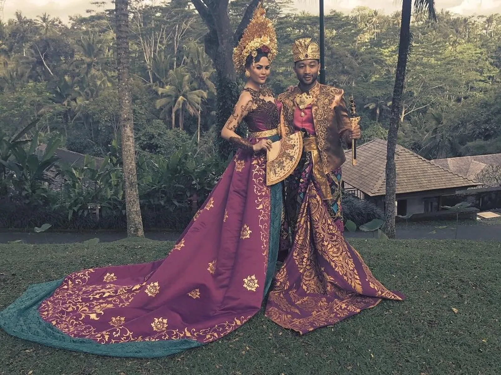 Langsung Viral, John Legend Tampil Gagah Dalam Pakaian Adat Asli Bali!