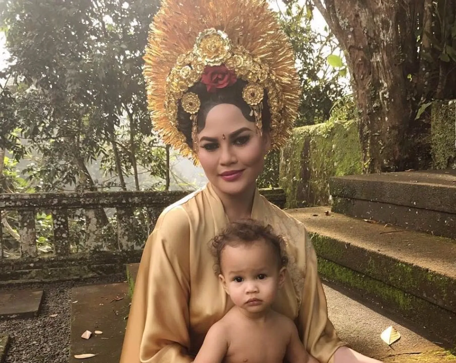 Biasa Jadi Model Seksi, Istri John Legend Kini Coba Pakaian Adat Bali
