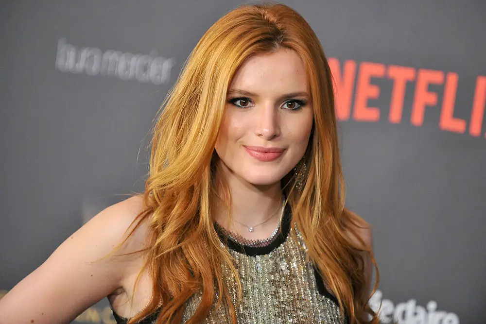 5 Gaya Modis Bella Thorne yang Bisa Jadi Inspirasi Bergaya