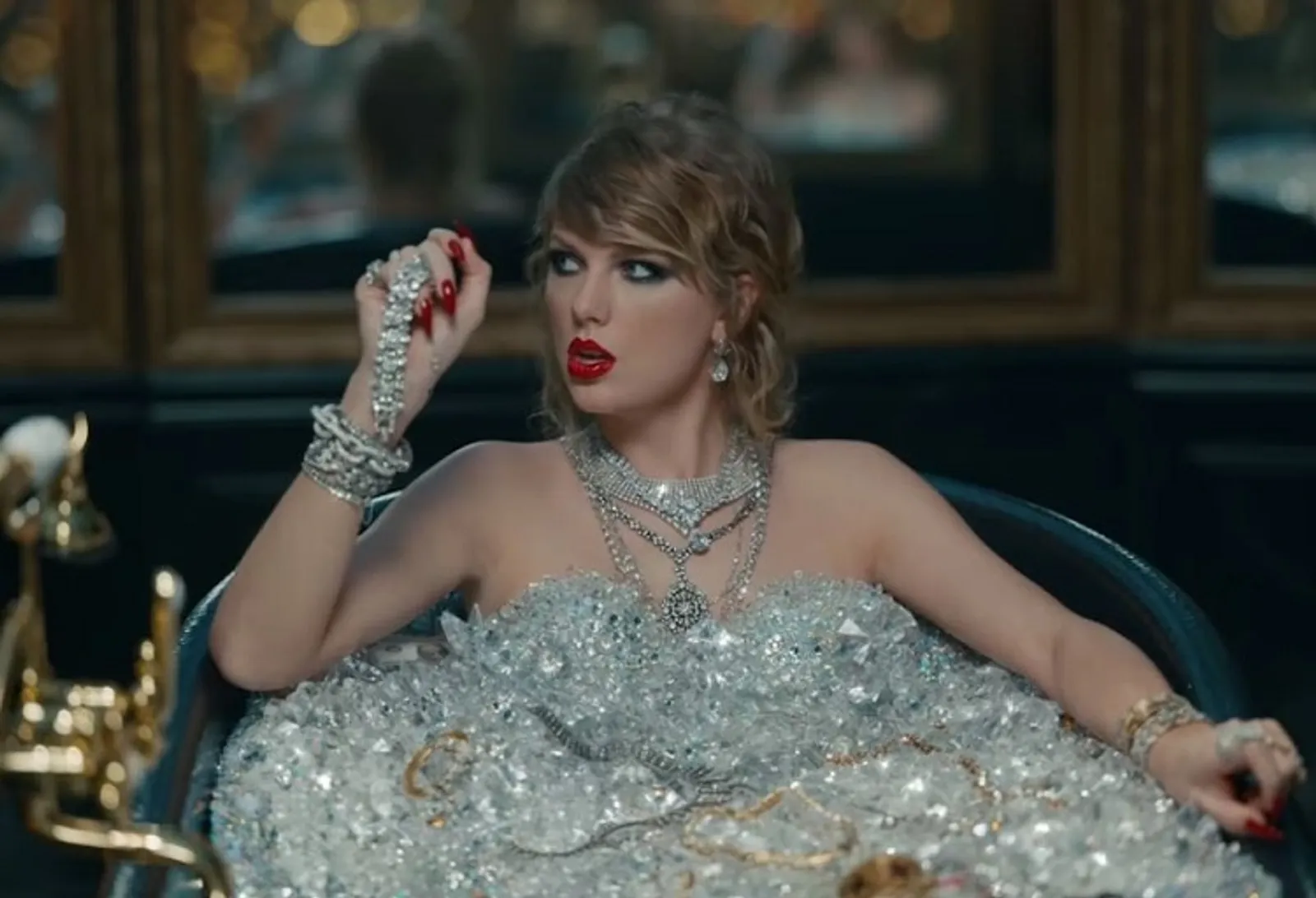 10 Pesan Nyinyir Terselubung dalam Video Klip Terbaru Taylor Swift